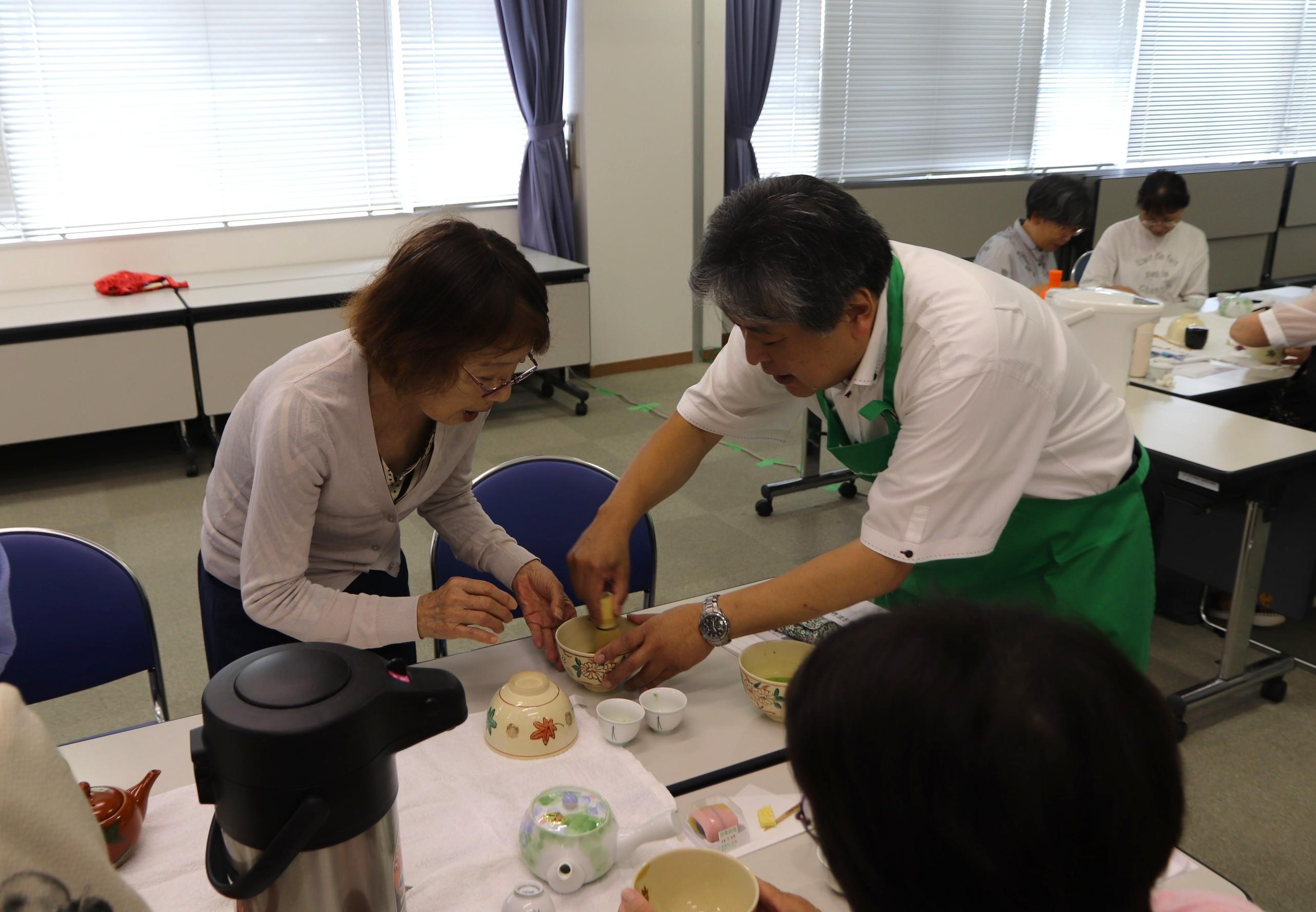 抹茶の体験の様子(IMG_5918).JPG