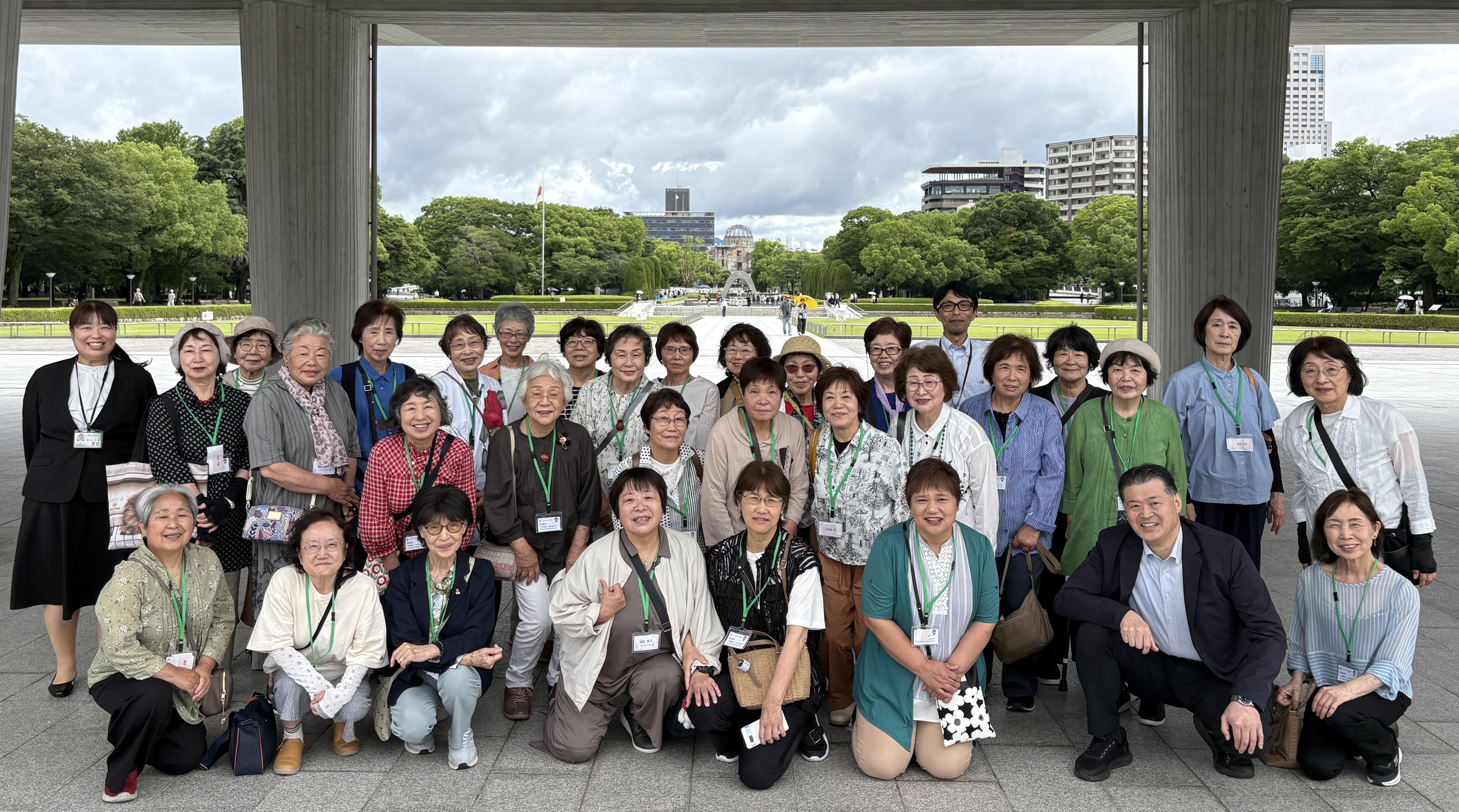 平和記念公園で記念撮影する越野本部長(前列右から2番目)と女性部員.jpeg