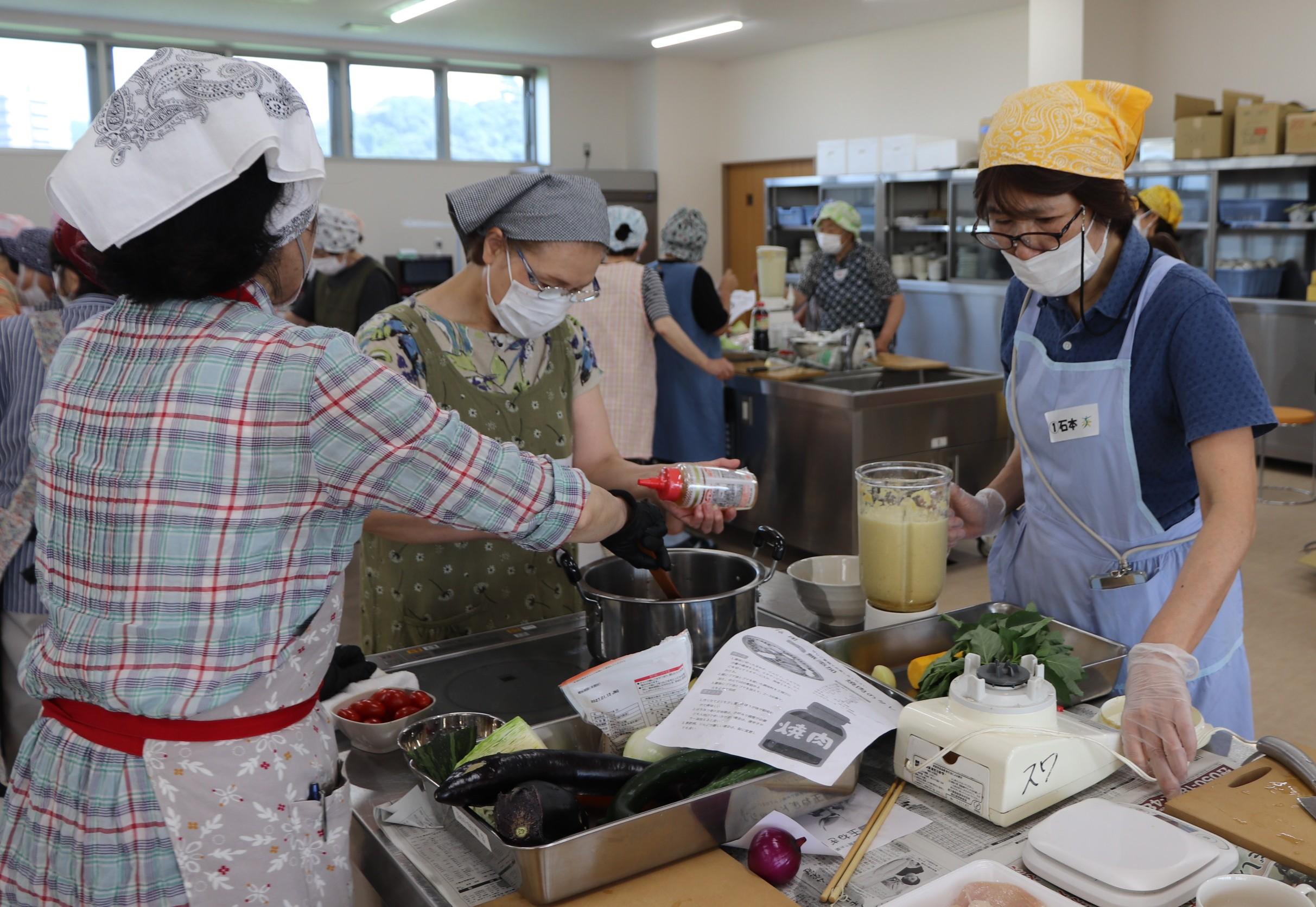 協力して作業する様子（IMG_6367）.JPG
