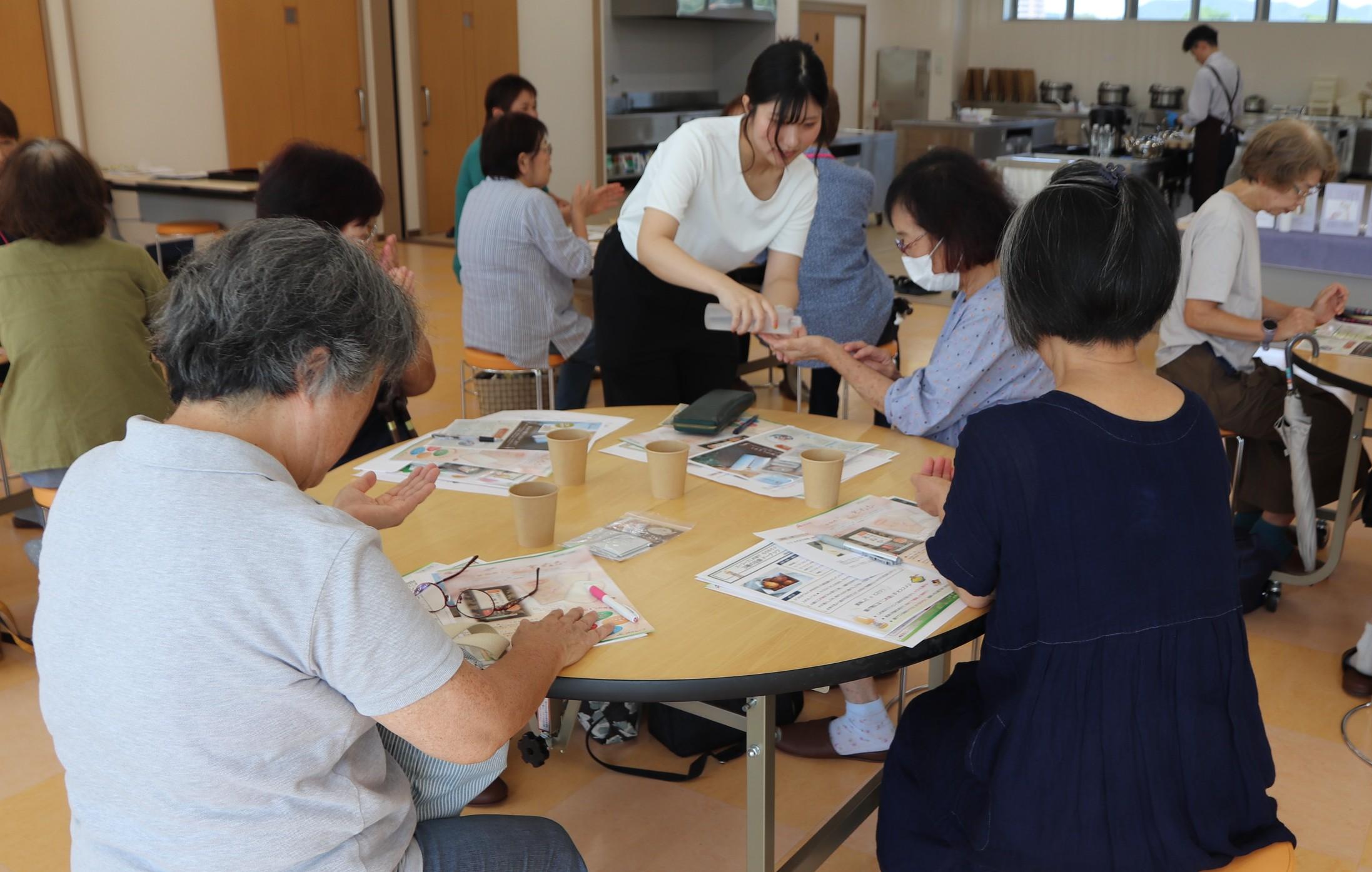 「inaho」化粧水を体験する参加者（IMG_7319）.JPG