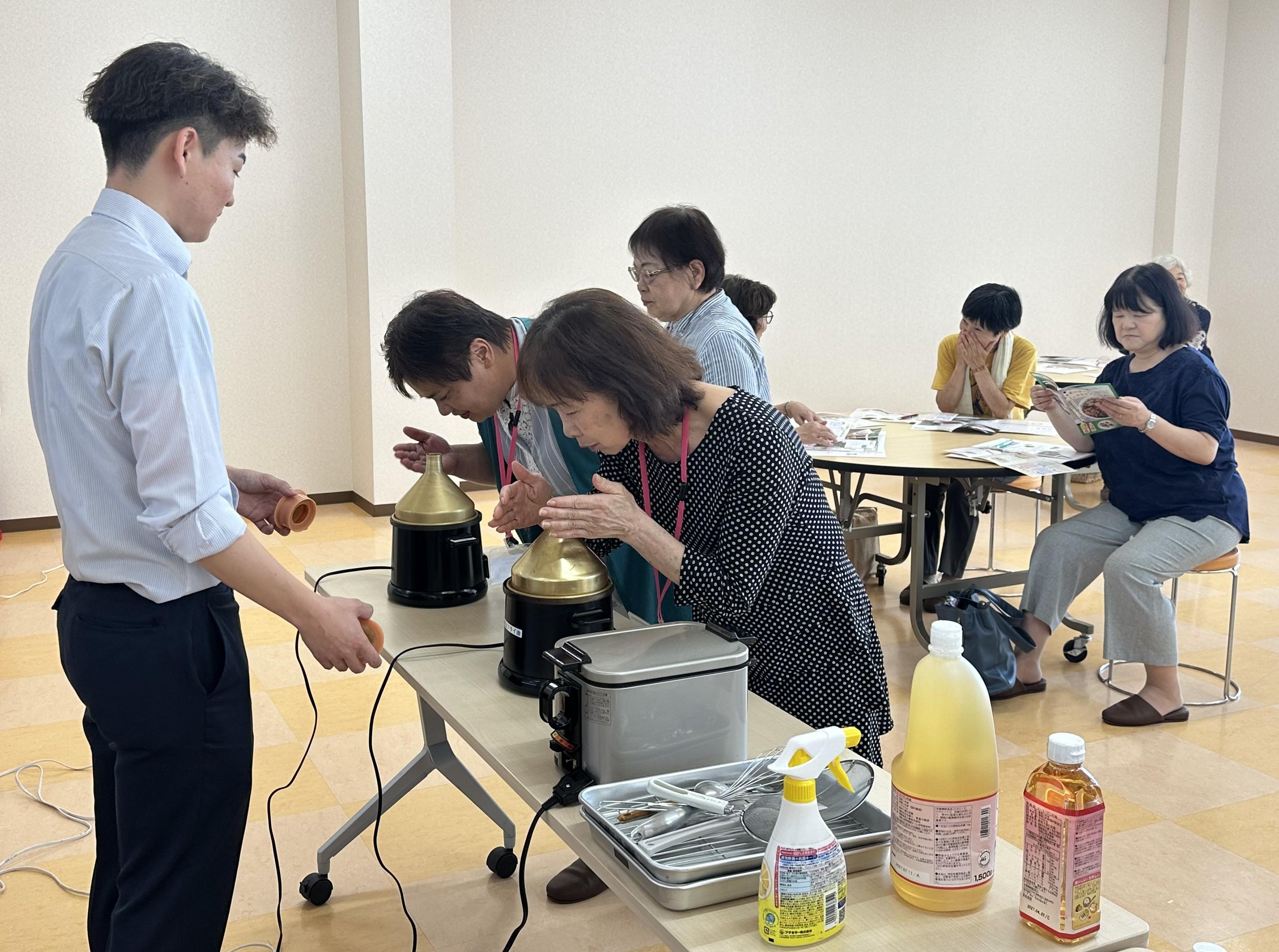 熱した油のにおいを比較する参加者（IMG_8753）.jpeg