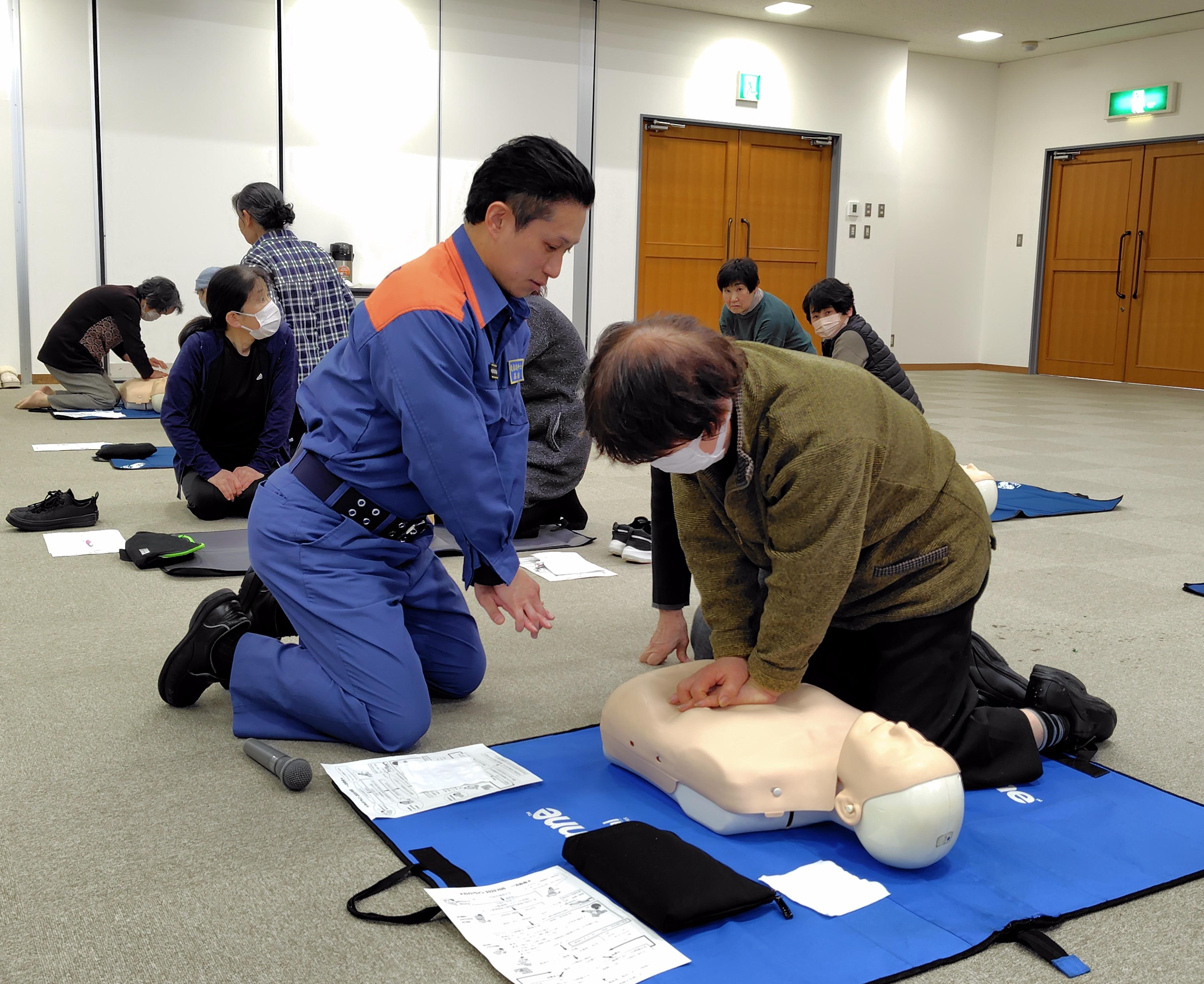 胸骨圧迫に取り組む女性部員（260303134228362）.JPG