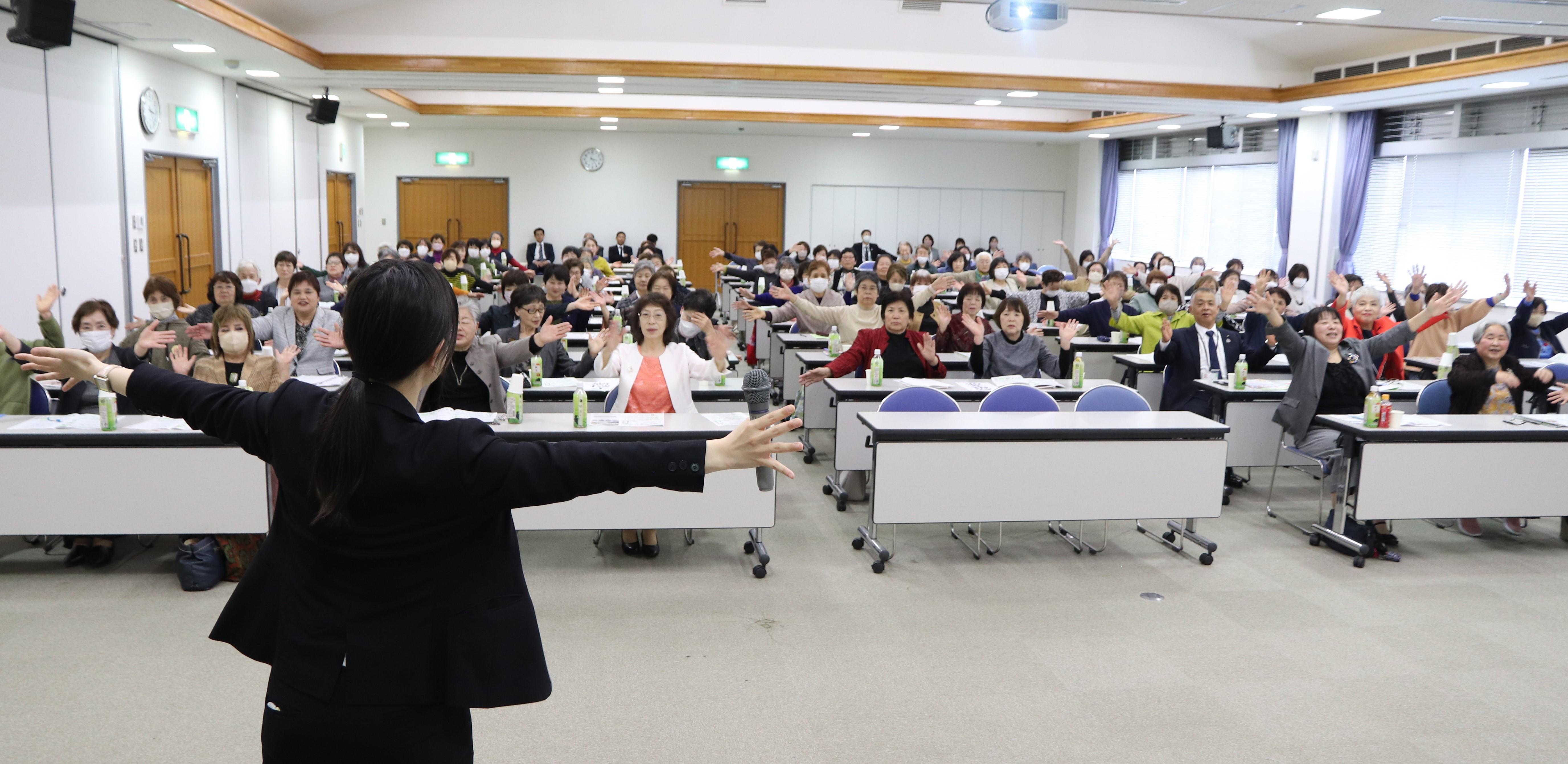 参加者全員でダンスに挑戦.JPG