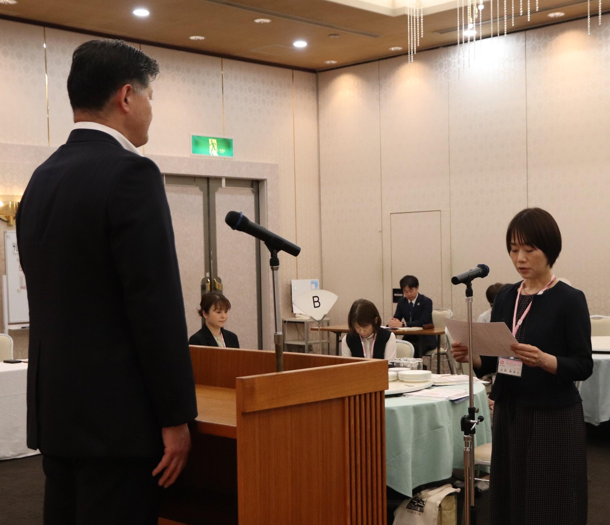 《差替》答辞を述べる石原さん(IMG_3822).JPG