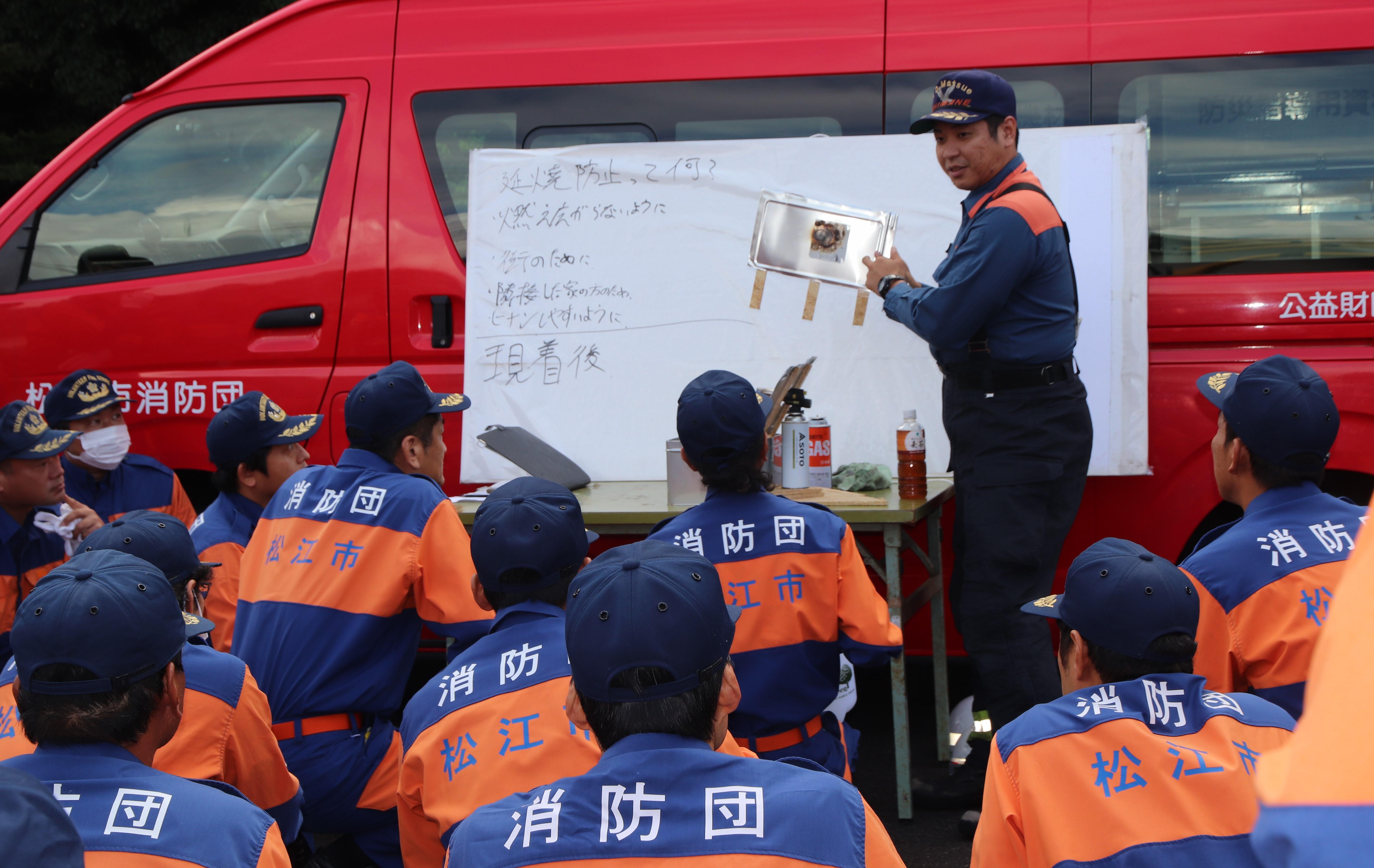 模型を使って説明する奥田消防士長.JPG