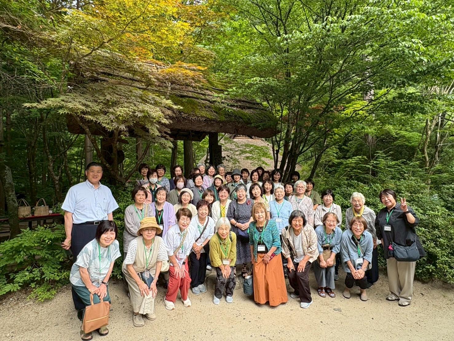 みたき園で記念写真を撮影する越野本部長(前から２列目１番左)と女性部員の皆さん.jpg