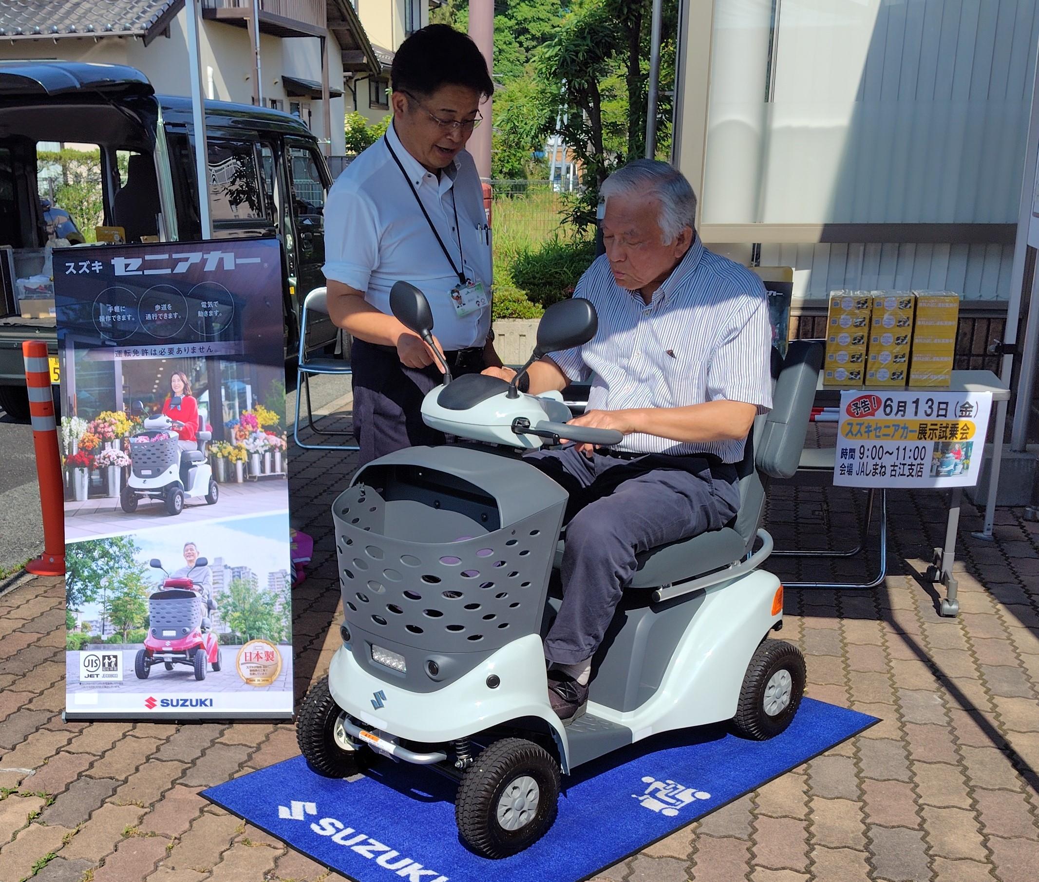 スズキセニアカー展示試乗会の様子(古江支店).JPG