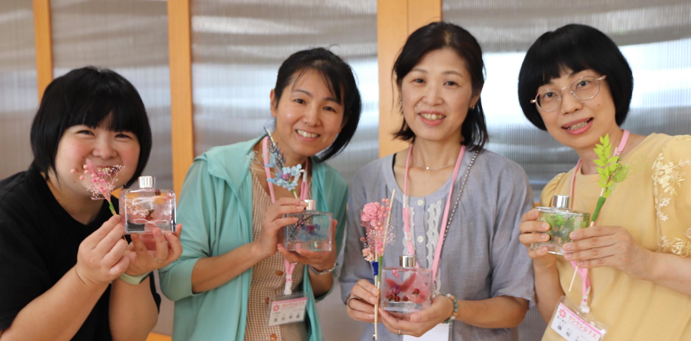 完成品を手に笑顔を見せる学生たち.JPG