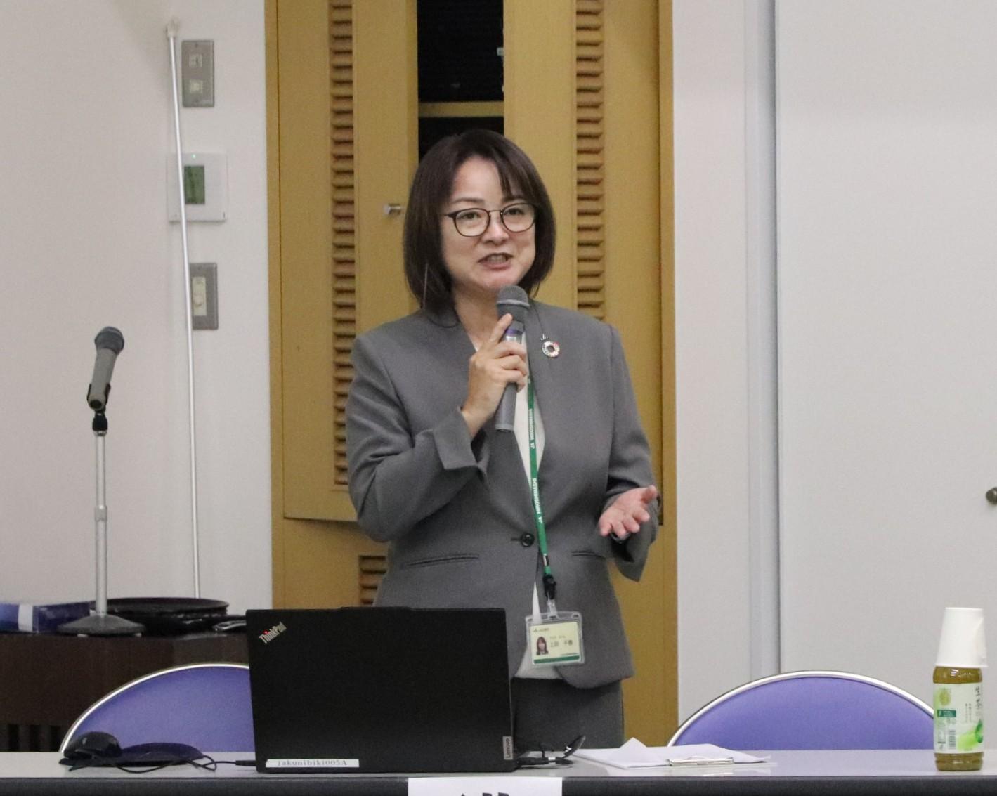 講義をする上田課長（IMG_6771）.JPG