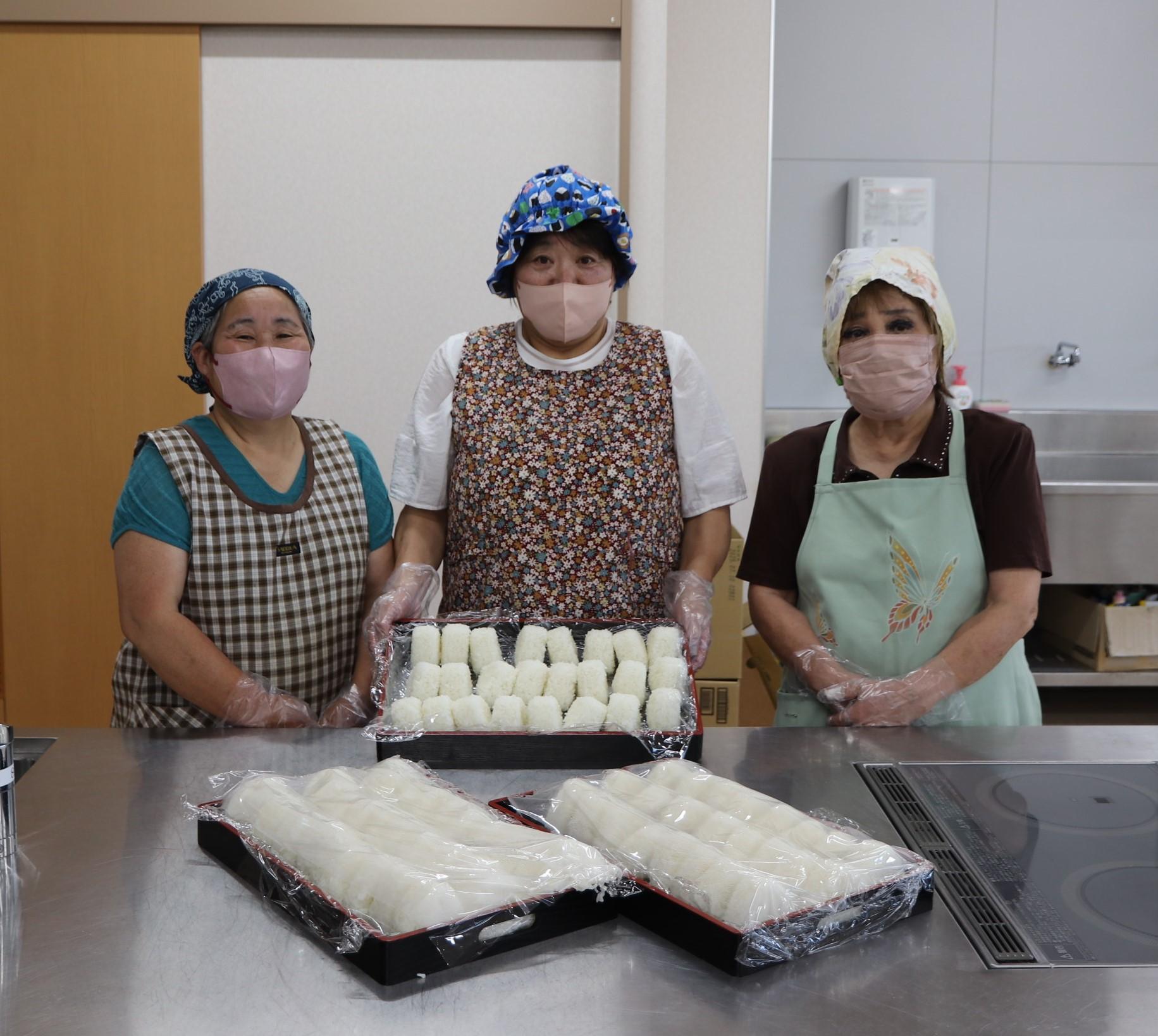 女性部とおにぎりの写真.JPG