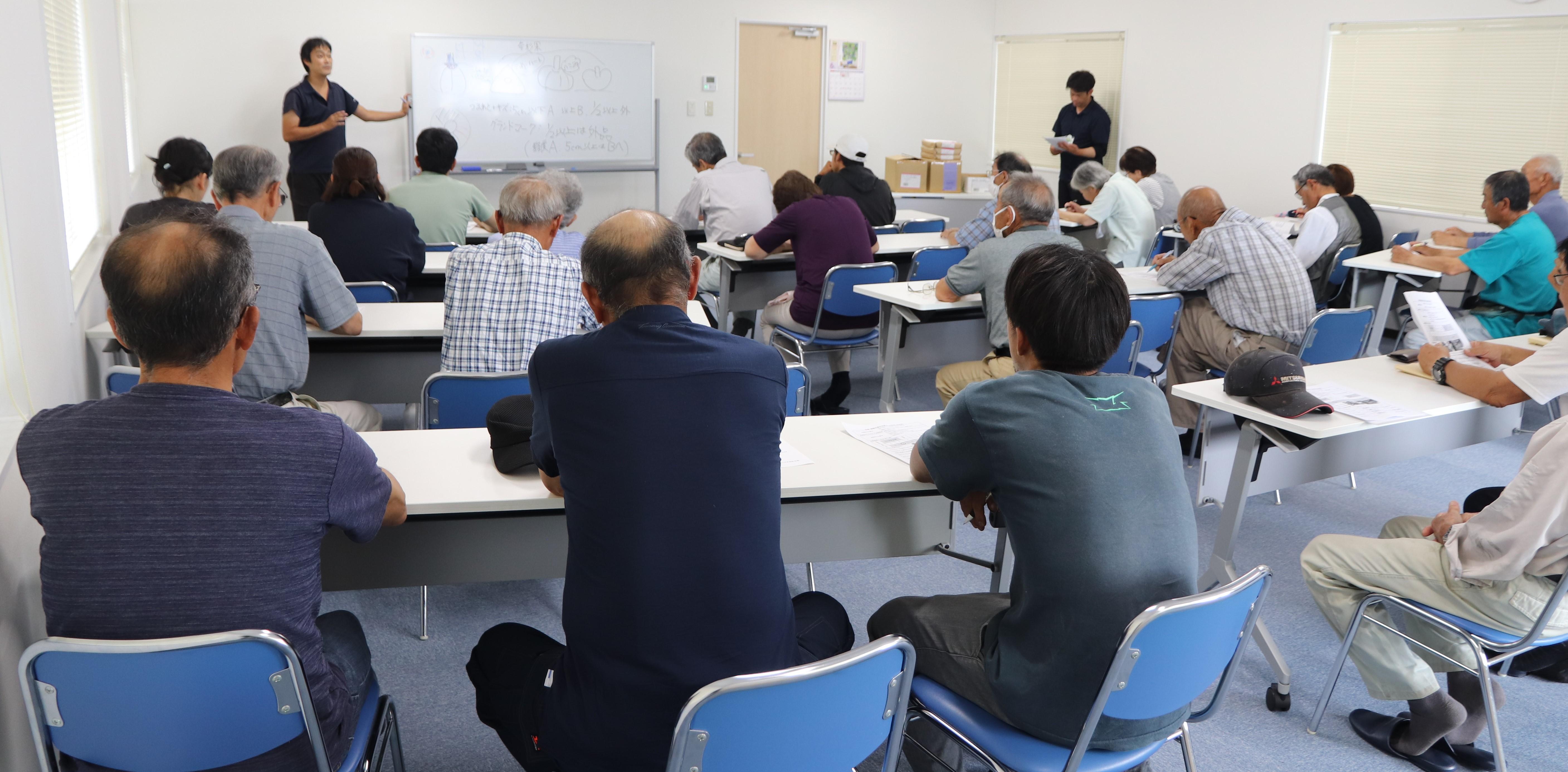 品質基準について説明をする犬山係長(左奥).jpg