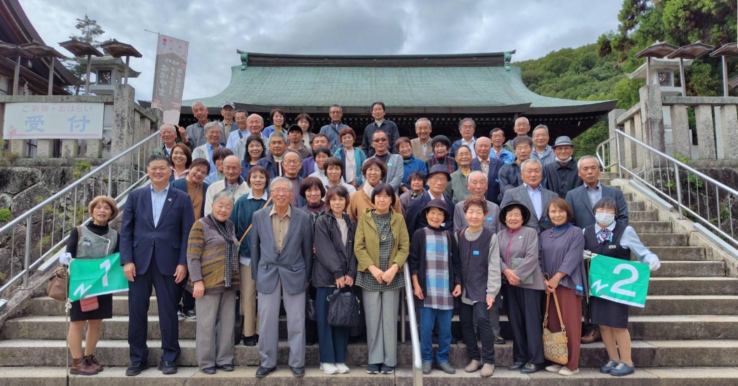 吉備津彦神社で記念撮影をする参加者.jpg