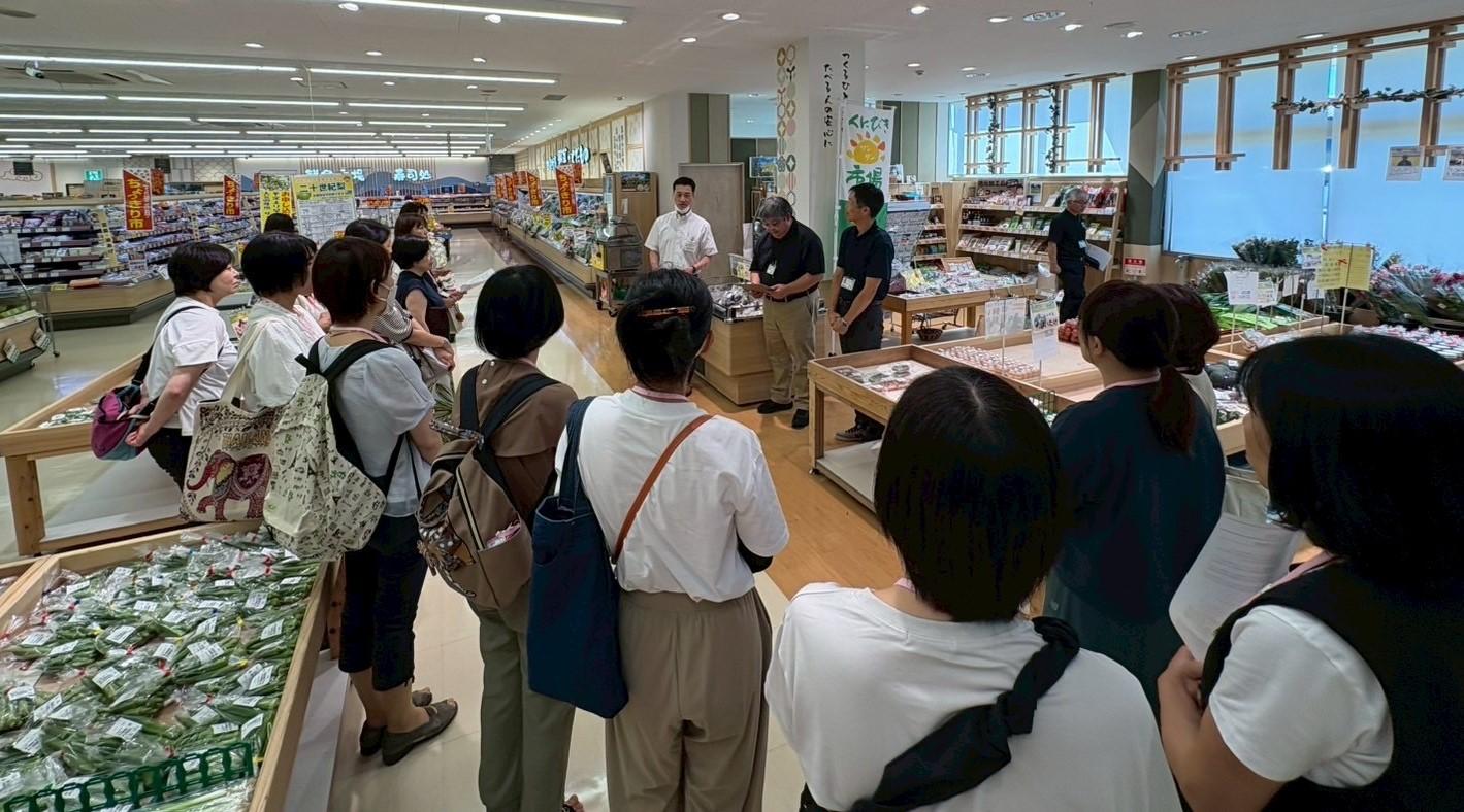 管内の農産物直売の概要を学ぶ様子.jpeg