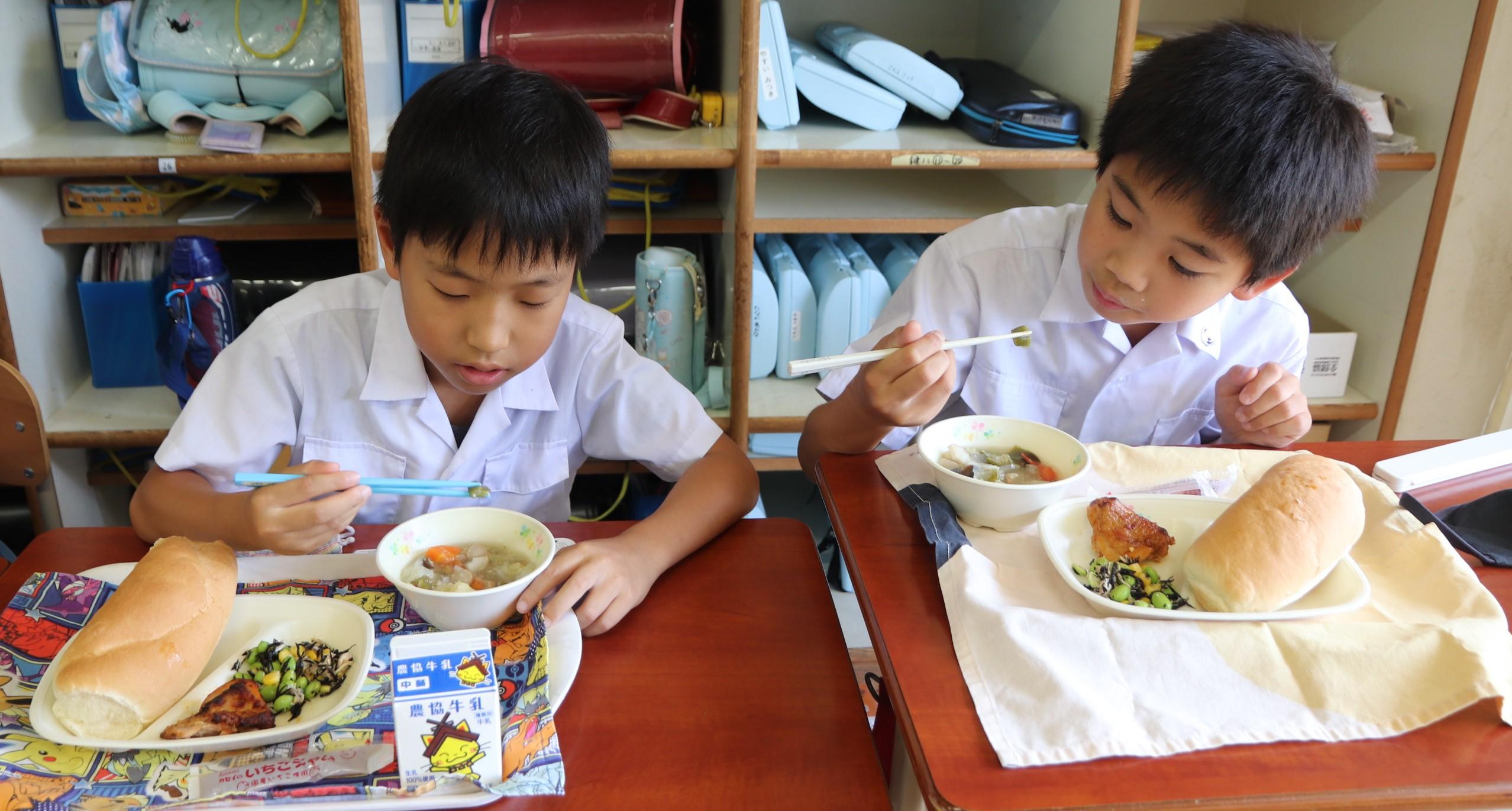 オクラを食べる児童(IMG_6111).JPG