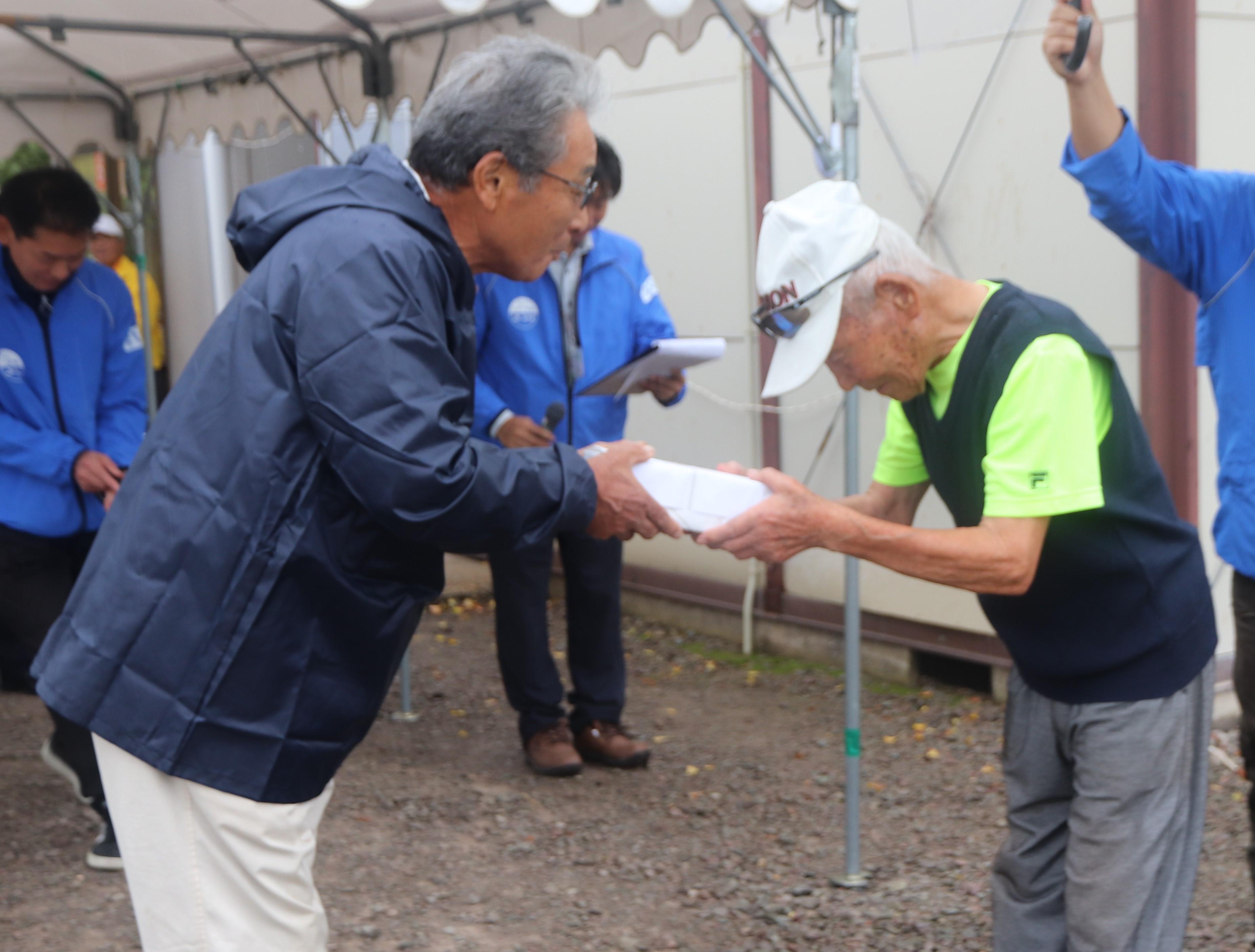 記念品を贈呈する福島会長と石橋さん(右).JPG