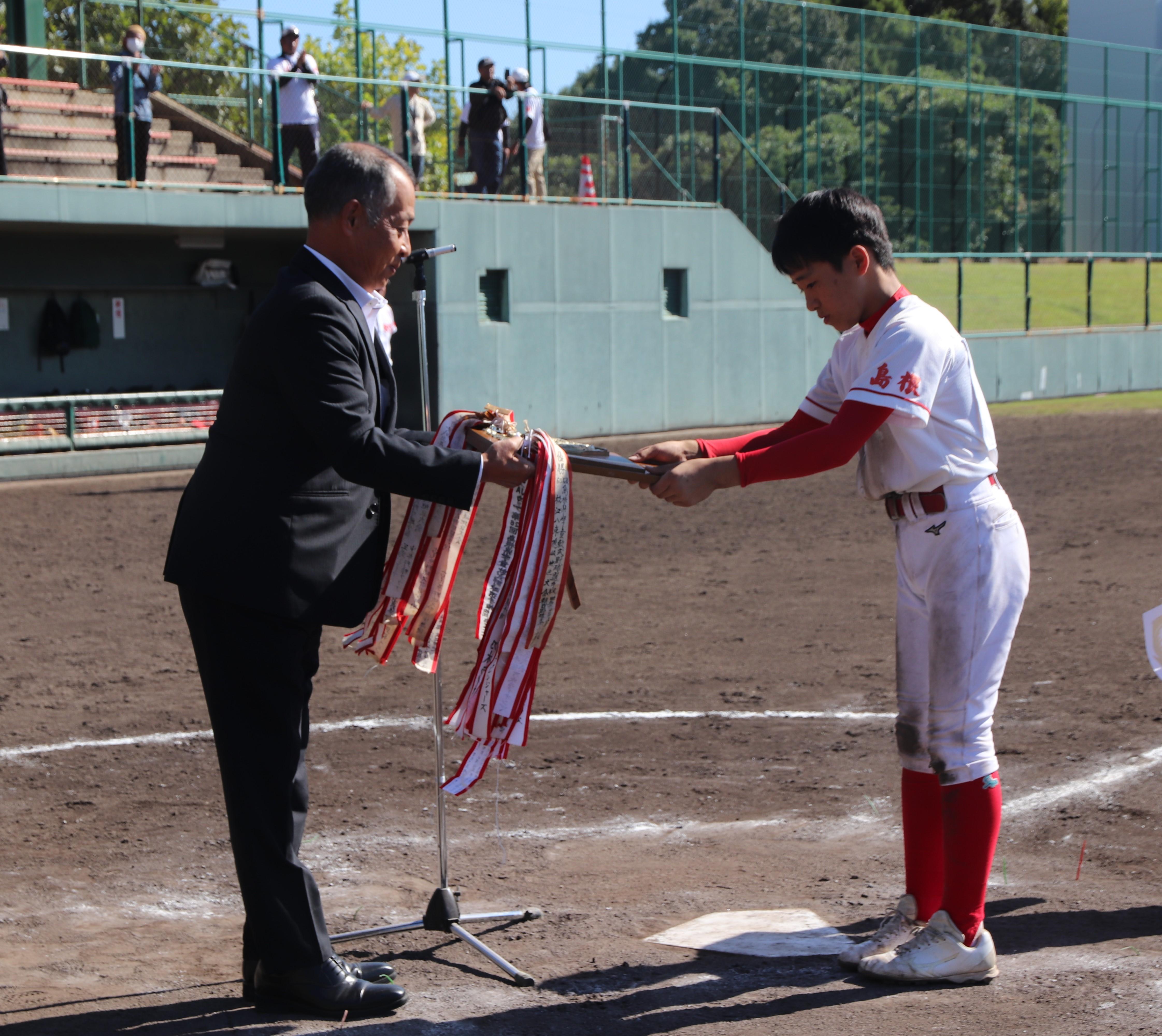 準優勝の西郷ファイターズに盾を授与する中村副本部長.JPG