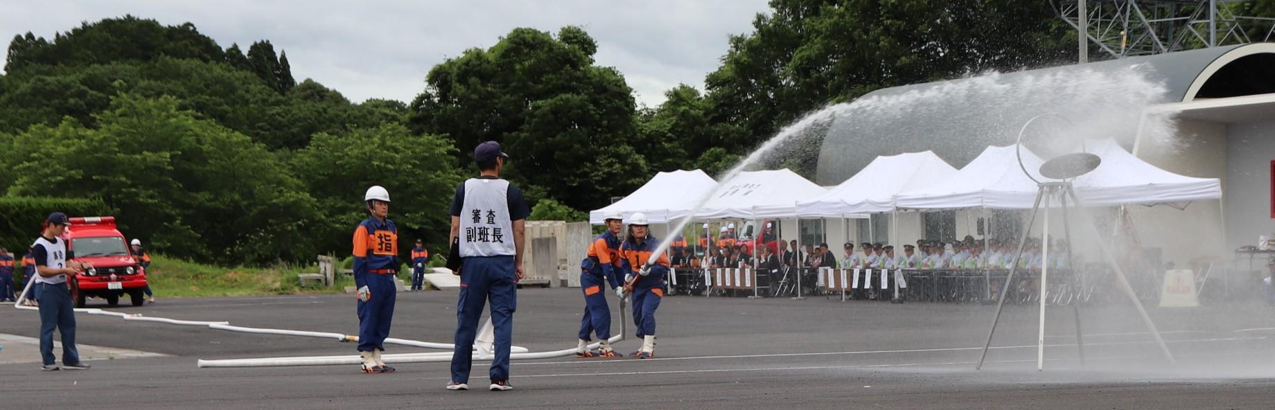 的に向かって放水する団員.JPG