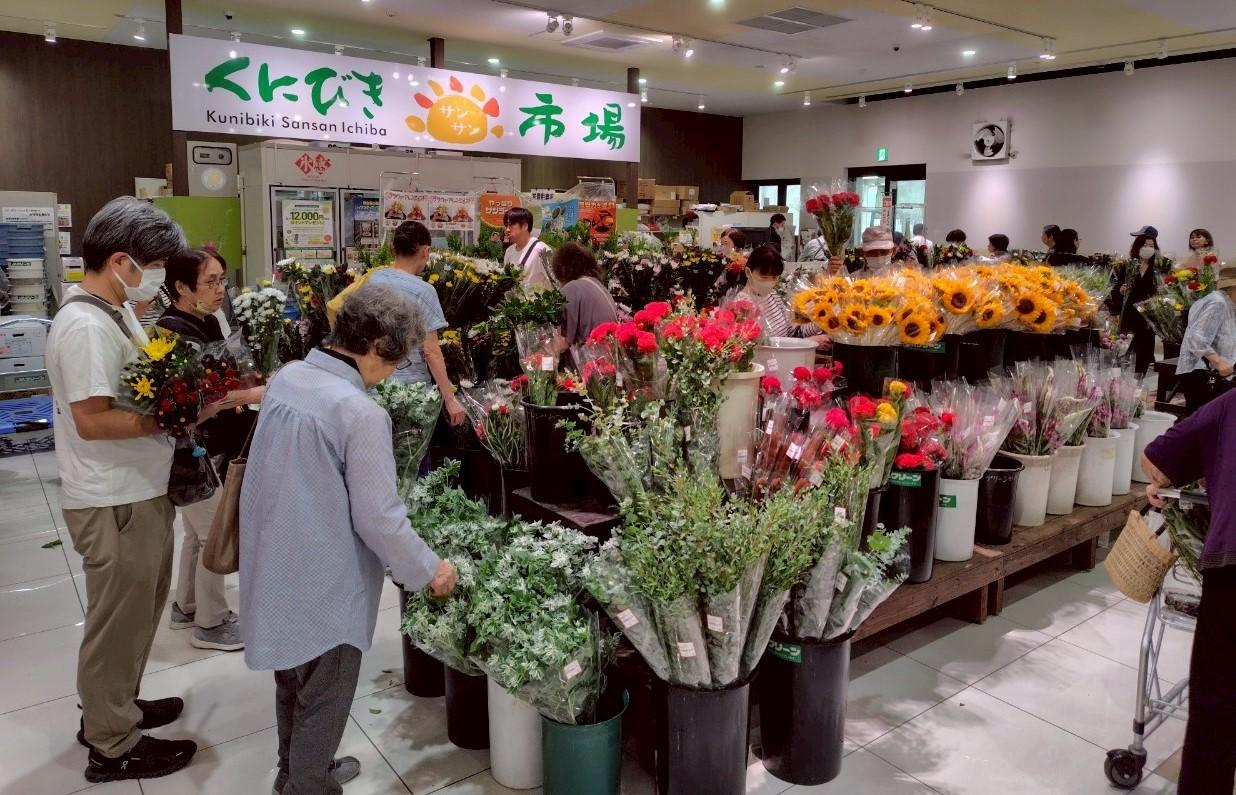 花を買い求める来店者(JAグリーンかわつ).jpeg