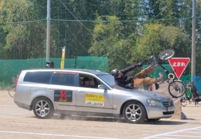 スタントマンによる自転車と自動車の衝突事故.jpeg