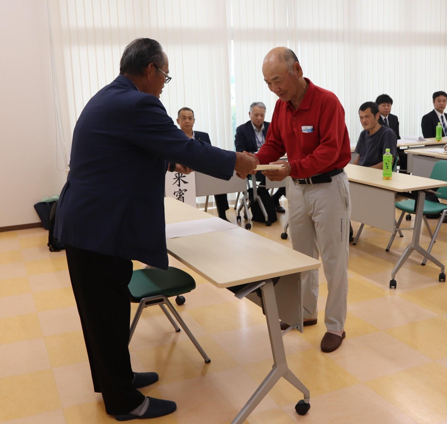 松江市和牛改良組合長賞を受ける池尻さん.JPG