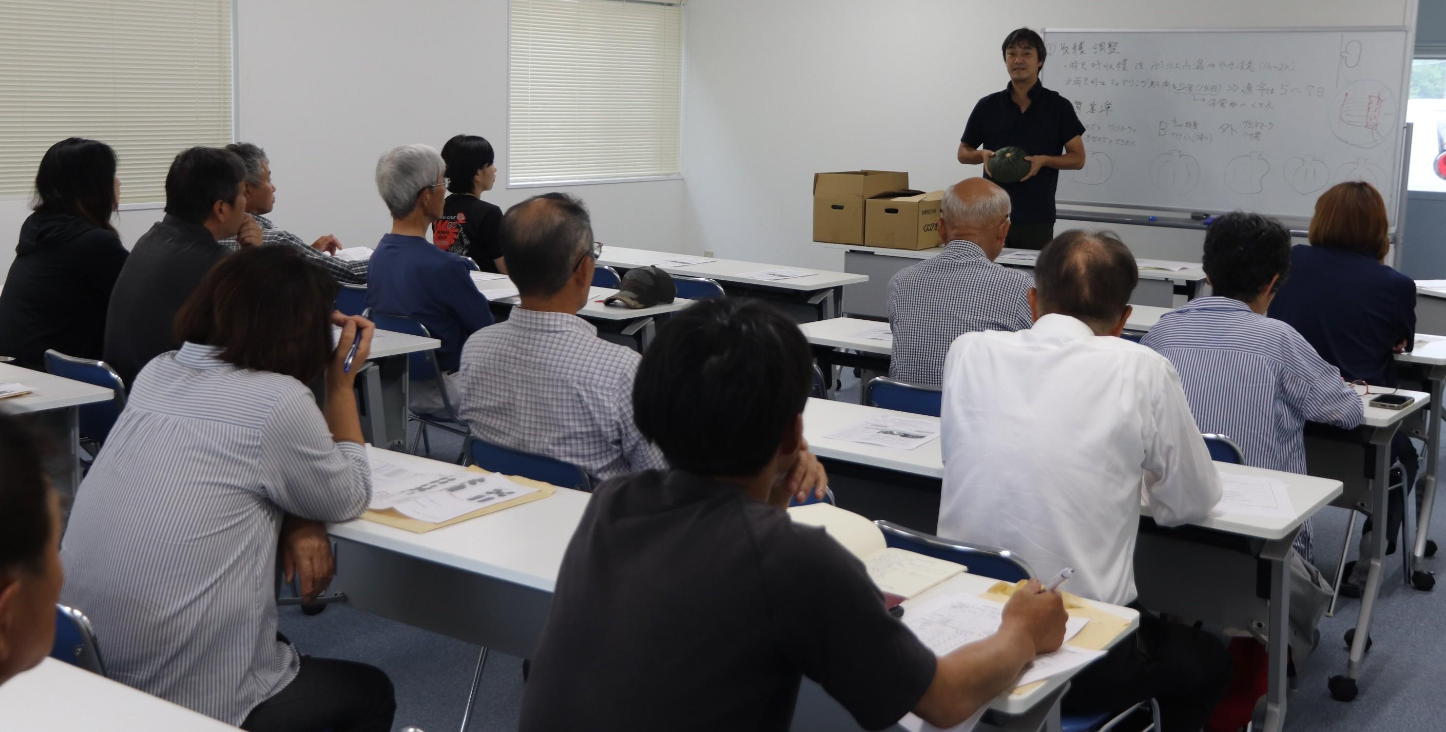 実際の南瓜を使って説明する犬山係長と参加者（IMG_5240）.JPG