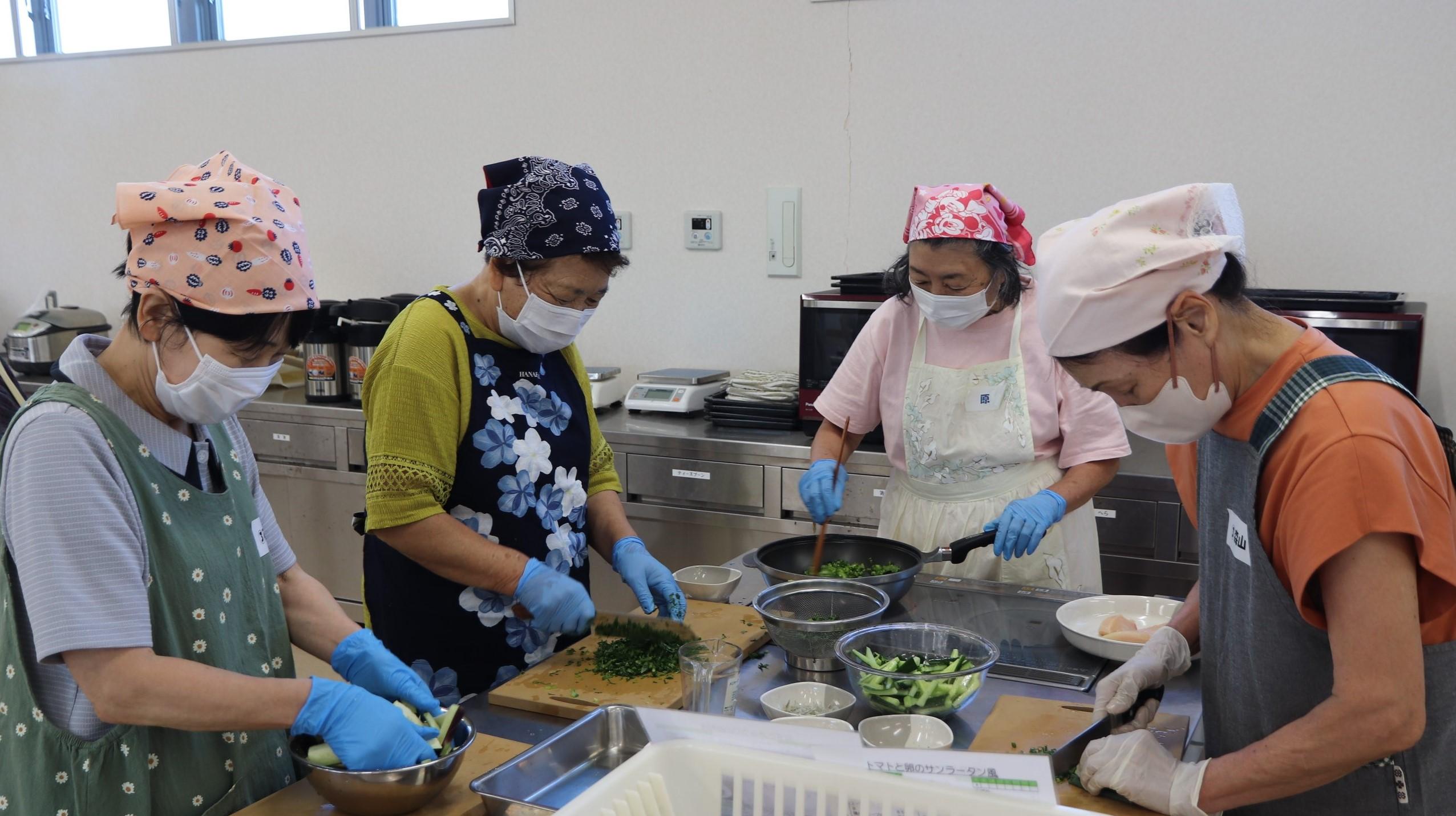 手分けをして調理をすすめる女性部員ら.JPG