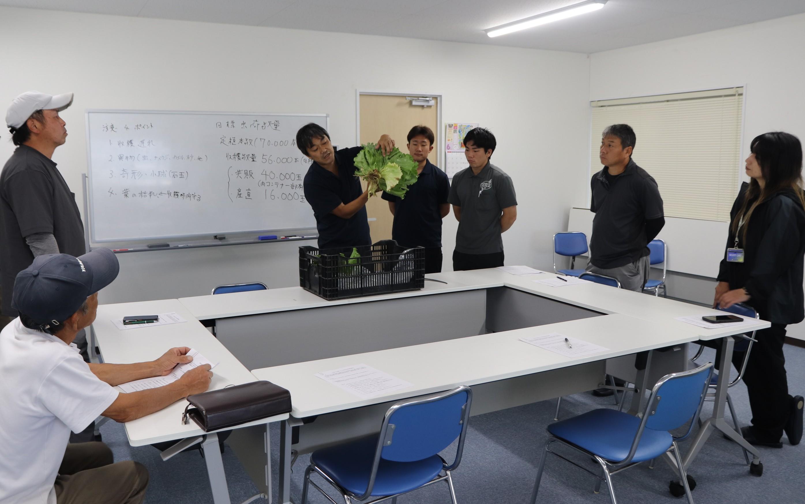 根元のカット位置を実践してみせる犬山係長.JPG