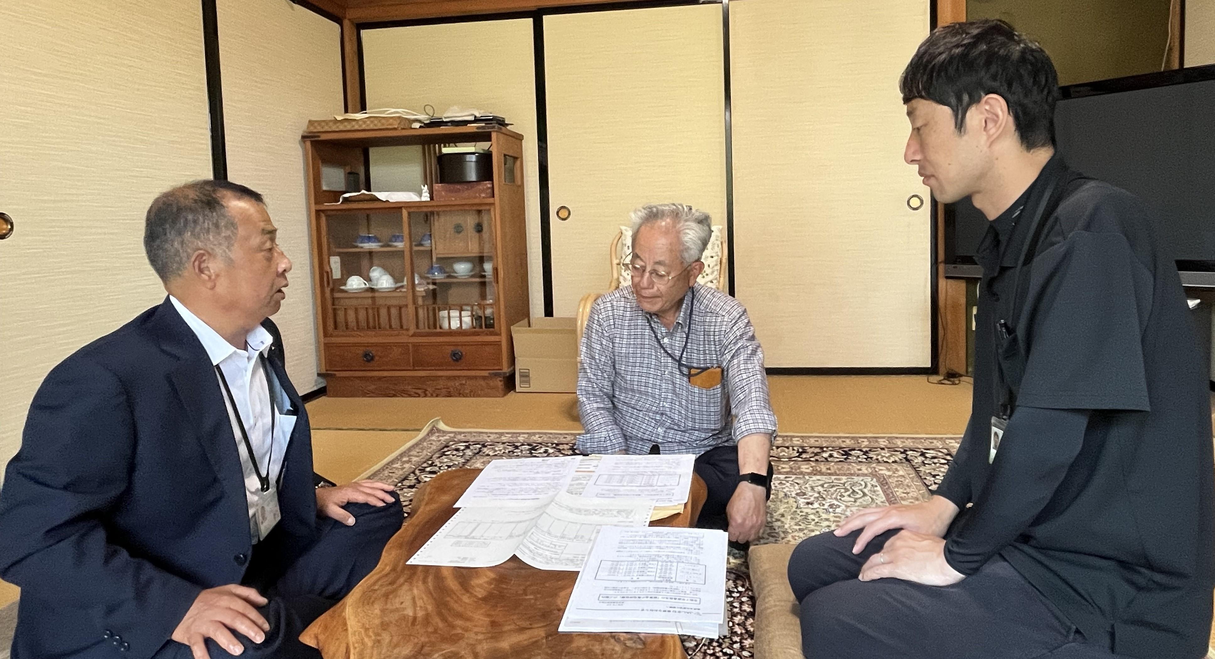 意見を交わす中村副本部長(左)と岸本代表理事(中央)、岩本TAC.jpeg