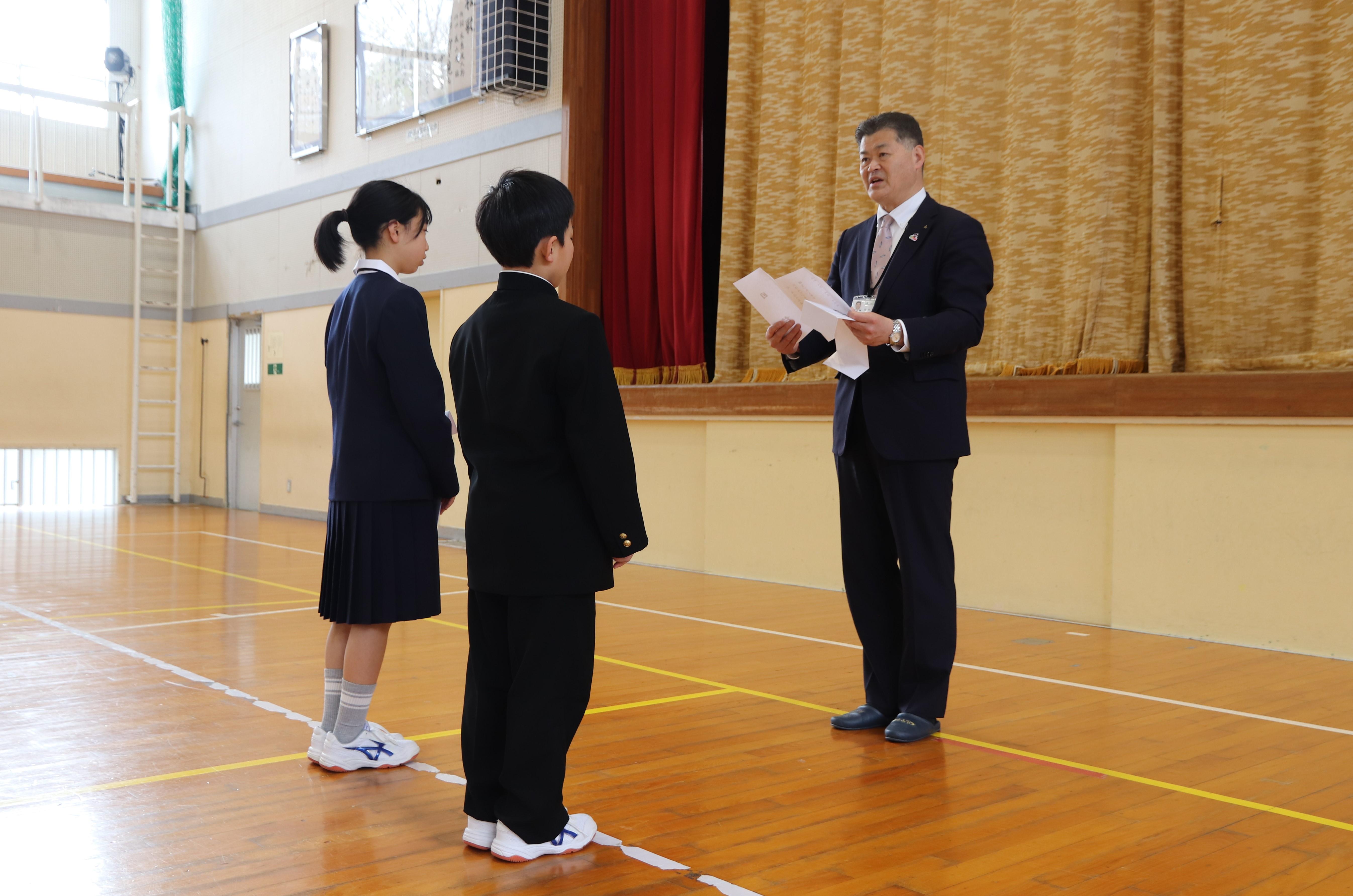 キャプションなし（趣意書と目録を渡す越野本部長）.JPG
