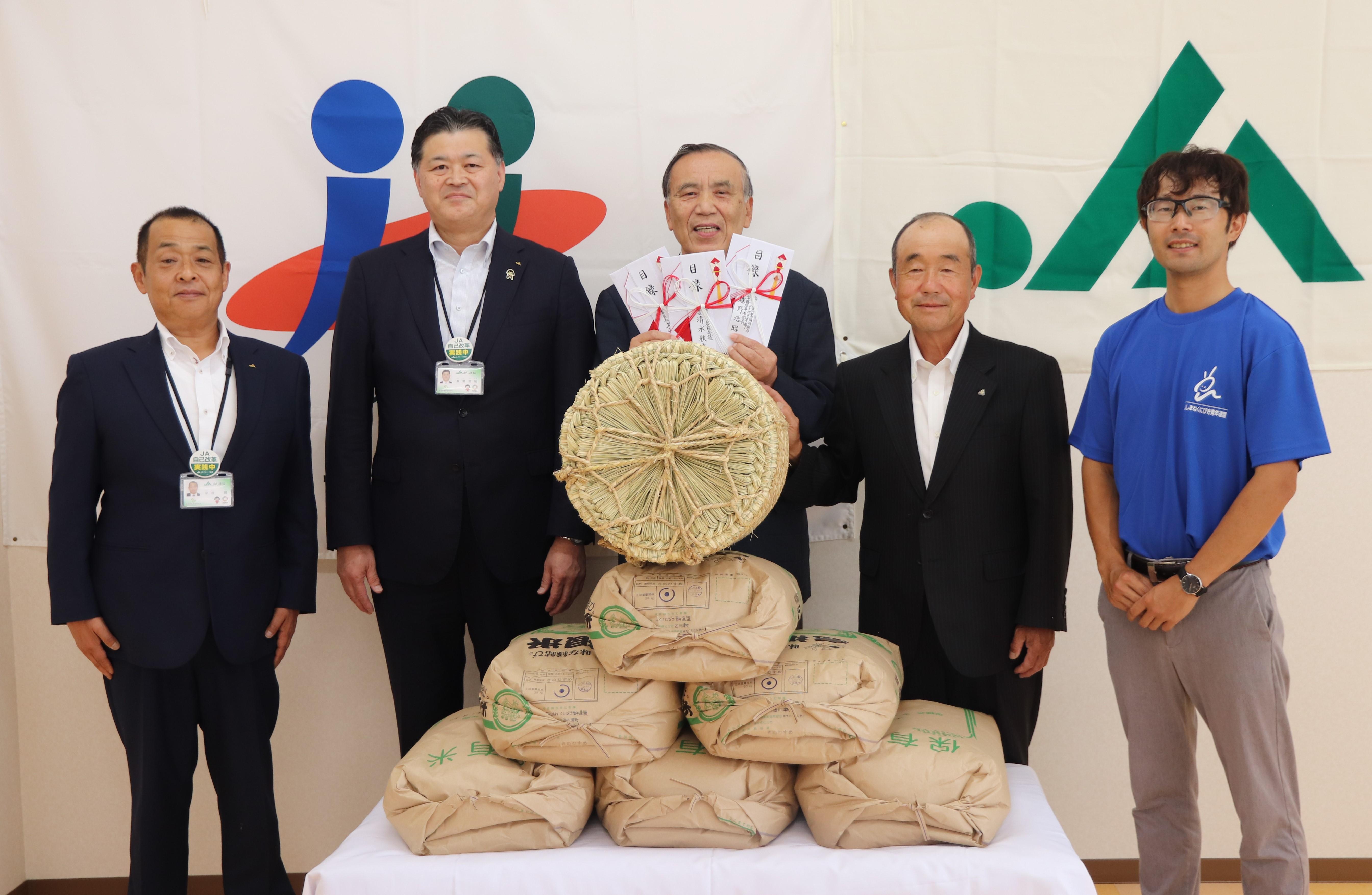 (左から)中村隆副本部長、越野本部長、春日理事長、清水会長、上山根委員長.jpg