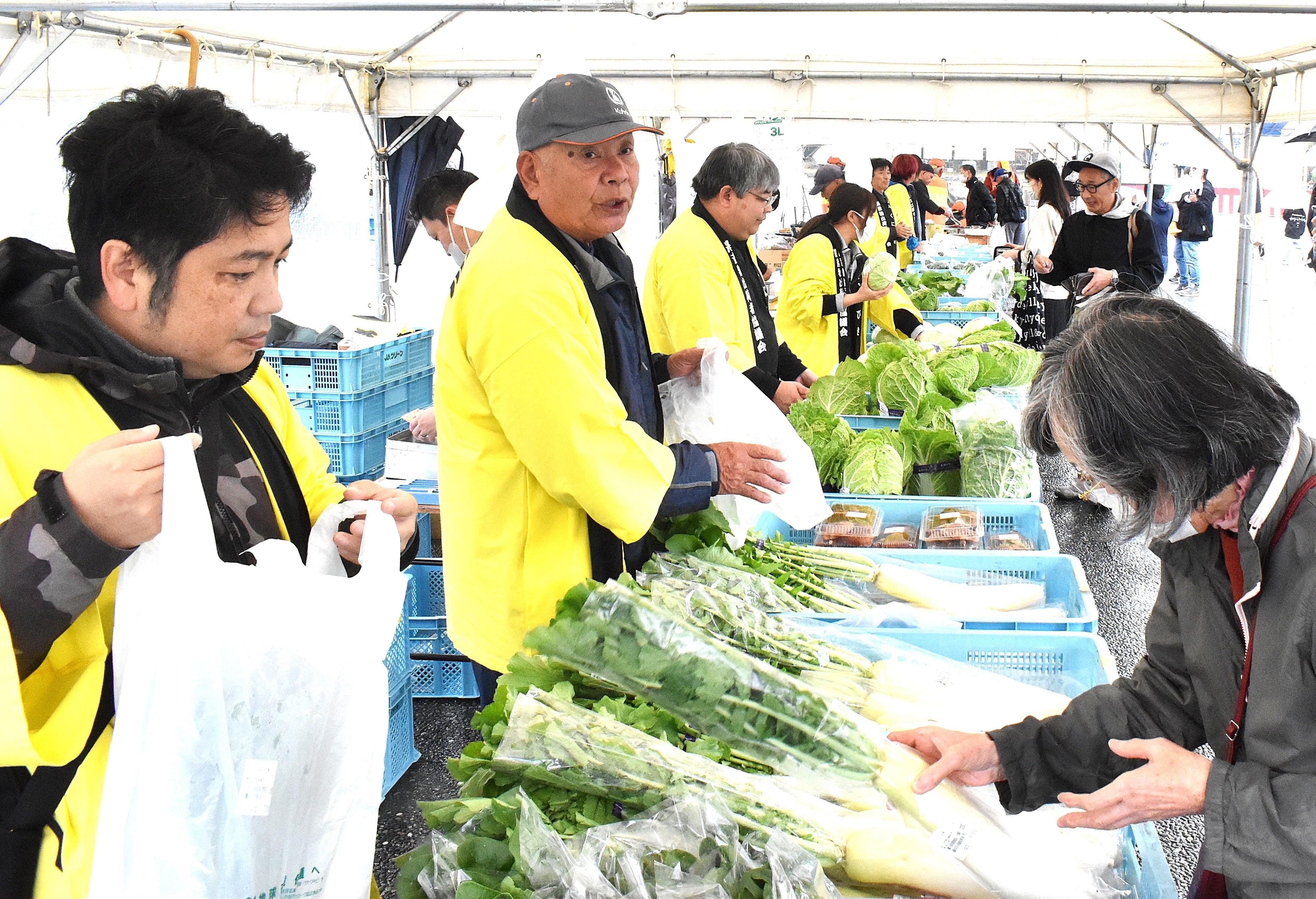 産直野菜の販売(くにびき産直農産物直売コーナー出荷者協議会).jpg