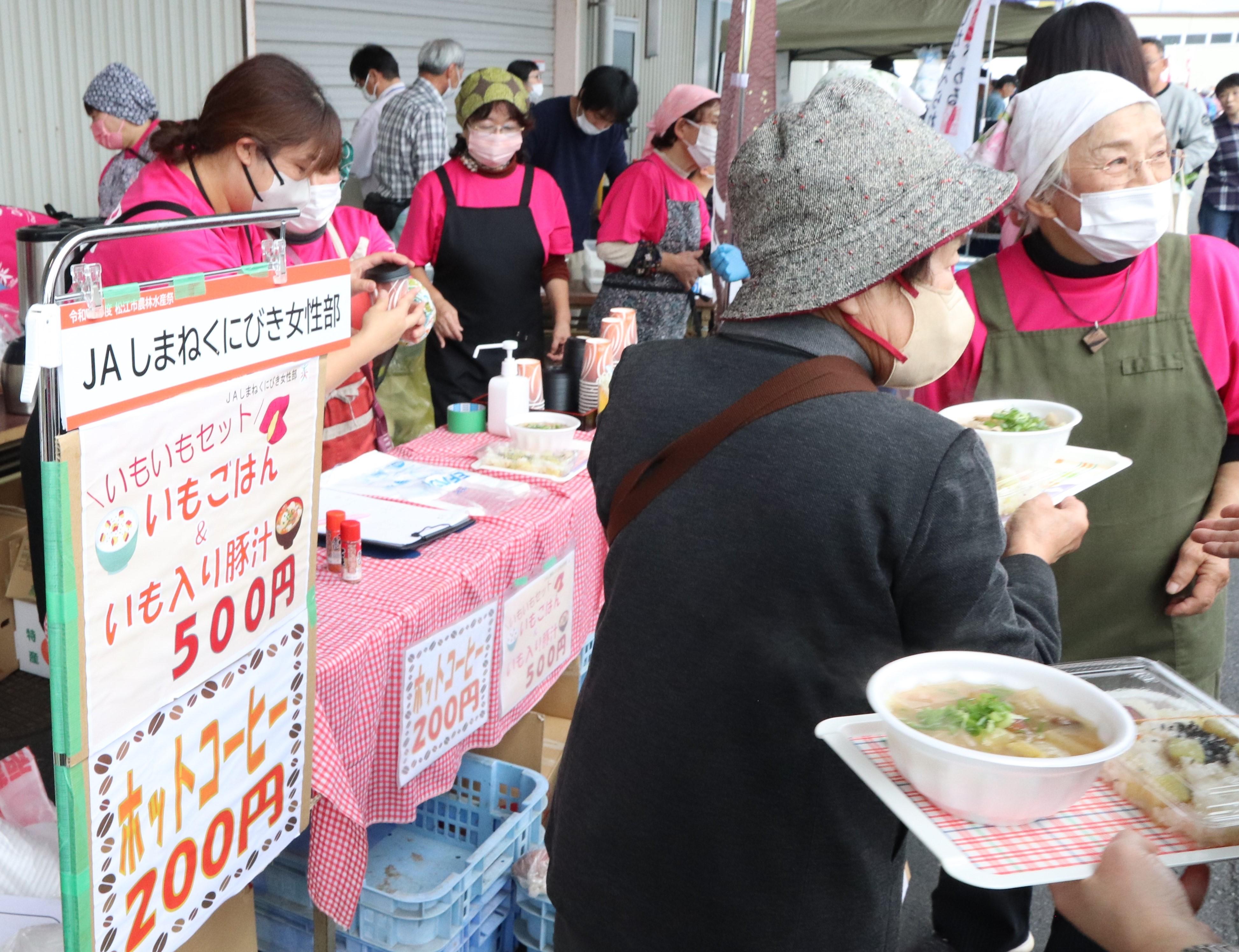 さつまいもご飯やコーヒーなどの販売(女性部).JPG