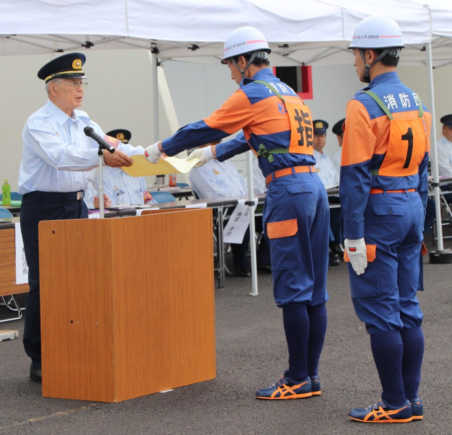 松浦嘉昭松江市消防団長から表彰を受ける団員.JPG