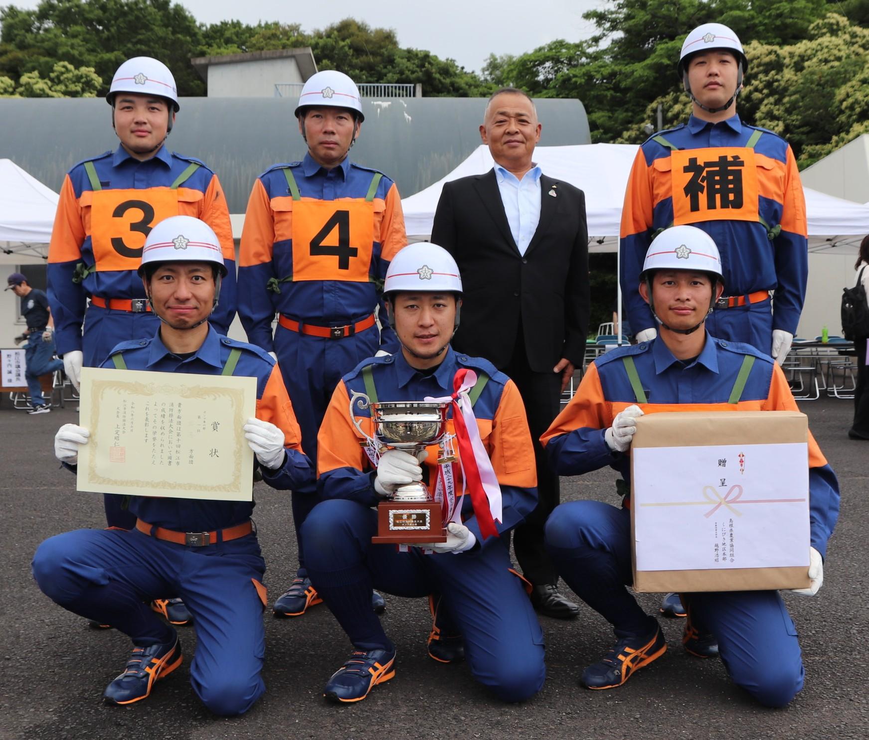 優勝した玉湯方面団員と中村副本部長（後列右から２番目）.JPG