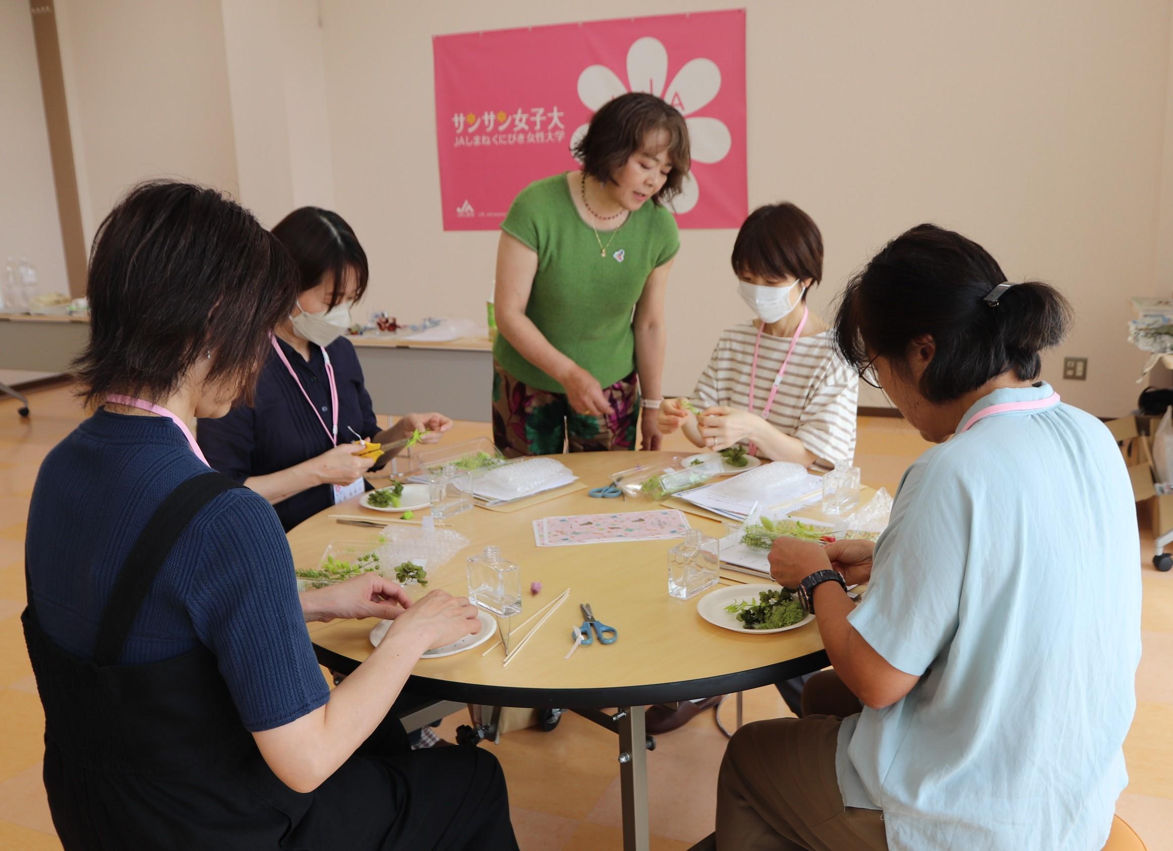 ポイントを伝える影山講師(中央)と学生たち.JPG