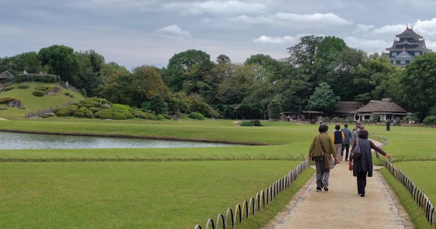 後楽園の庭園を散策する様子.jpg