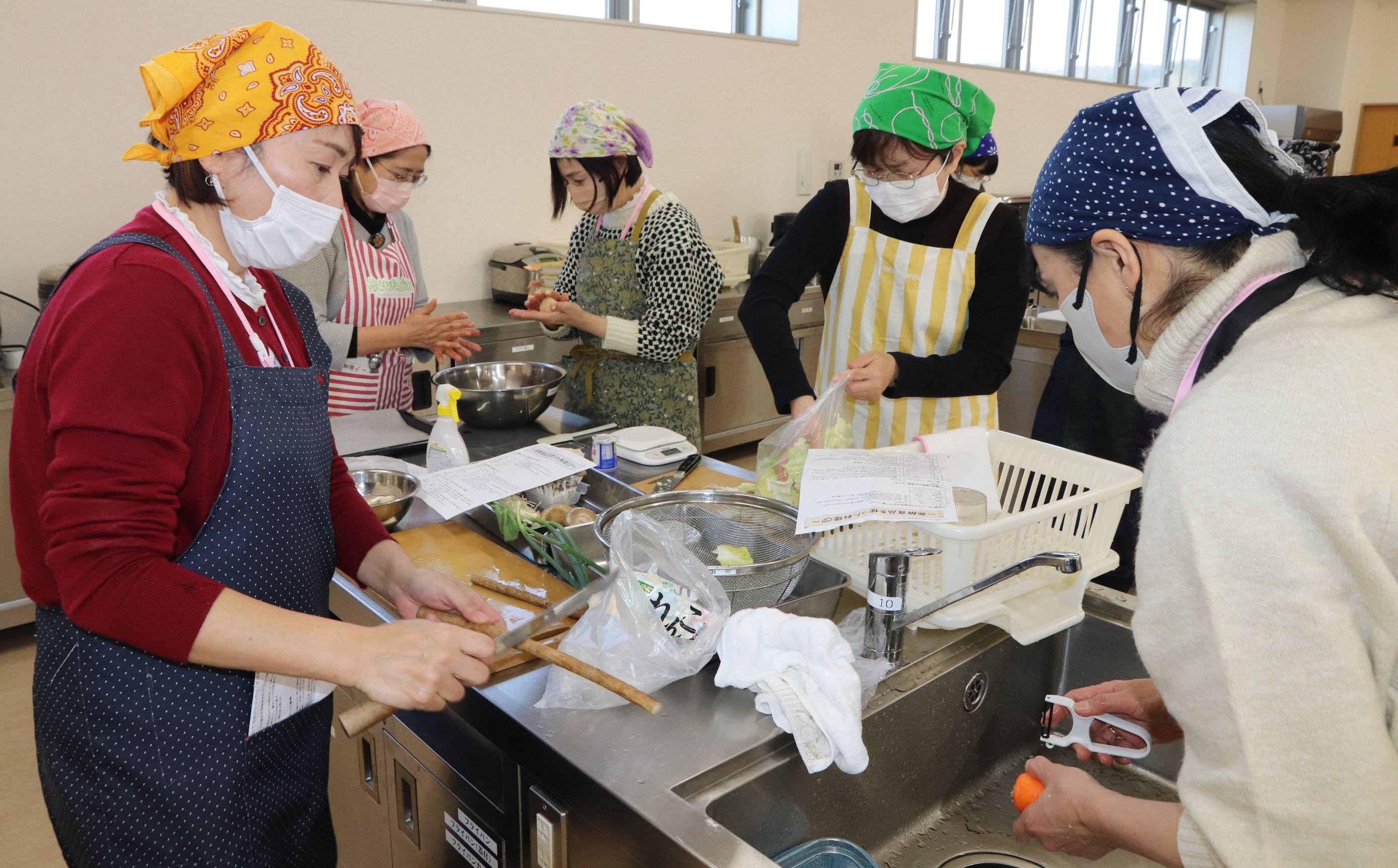 手分けをして料理をする学生.jpg