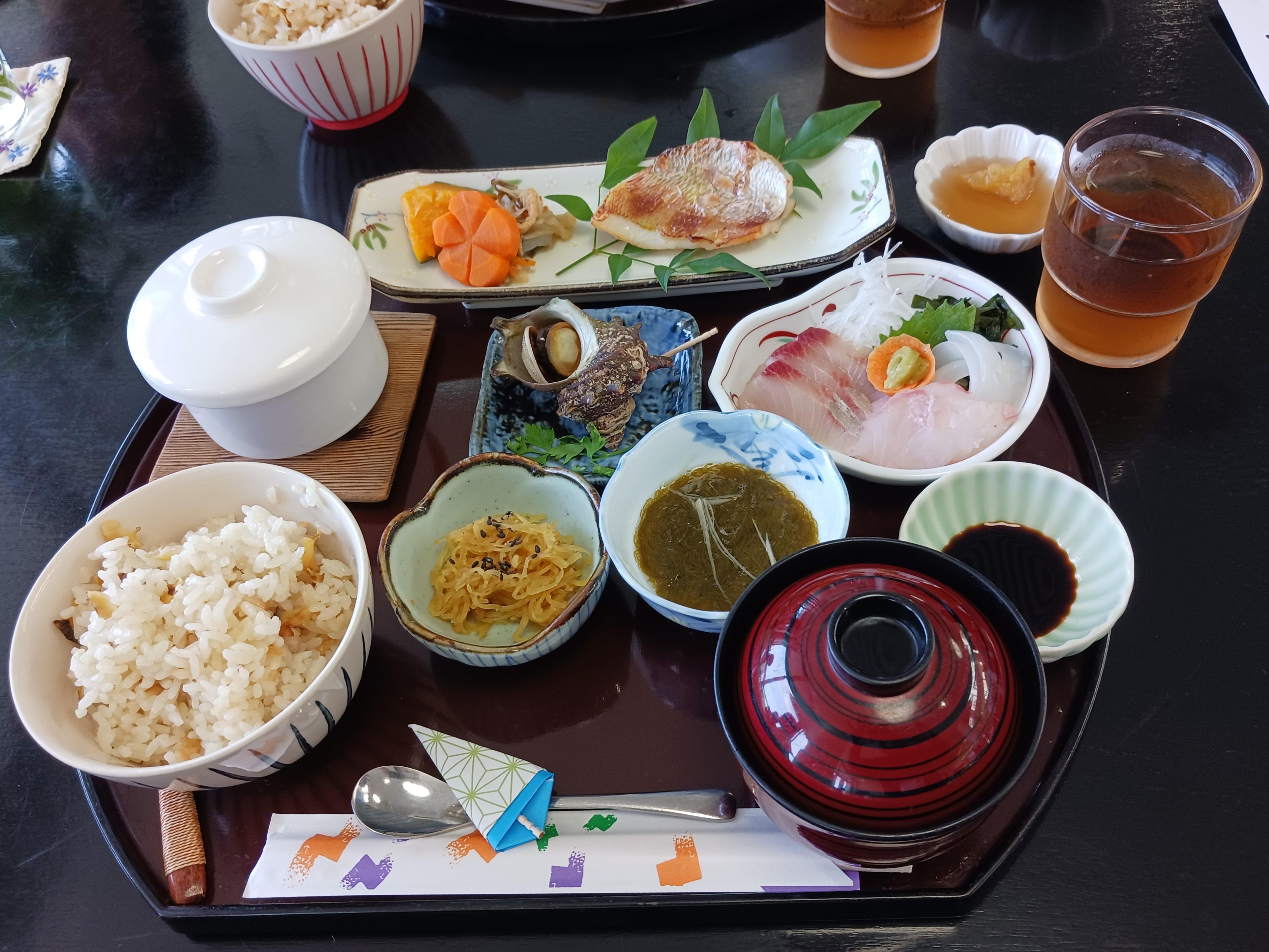 特別メニューのランチ(料理が切れないよう丸っぽく：お茶は切れてok).jpg