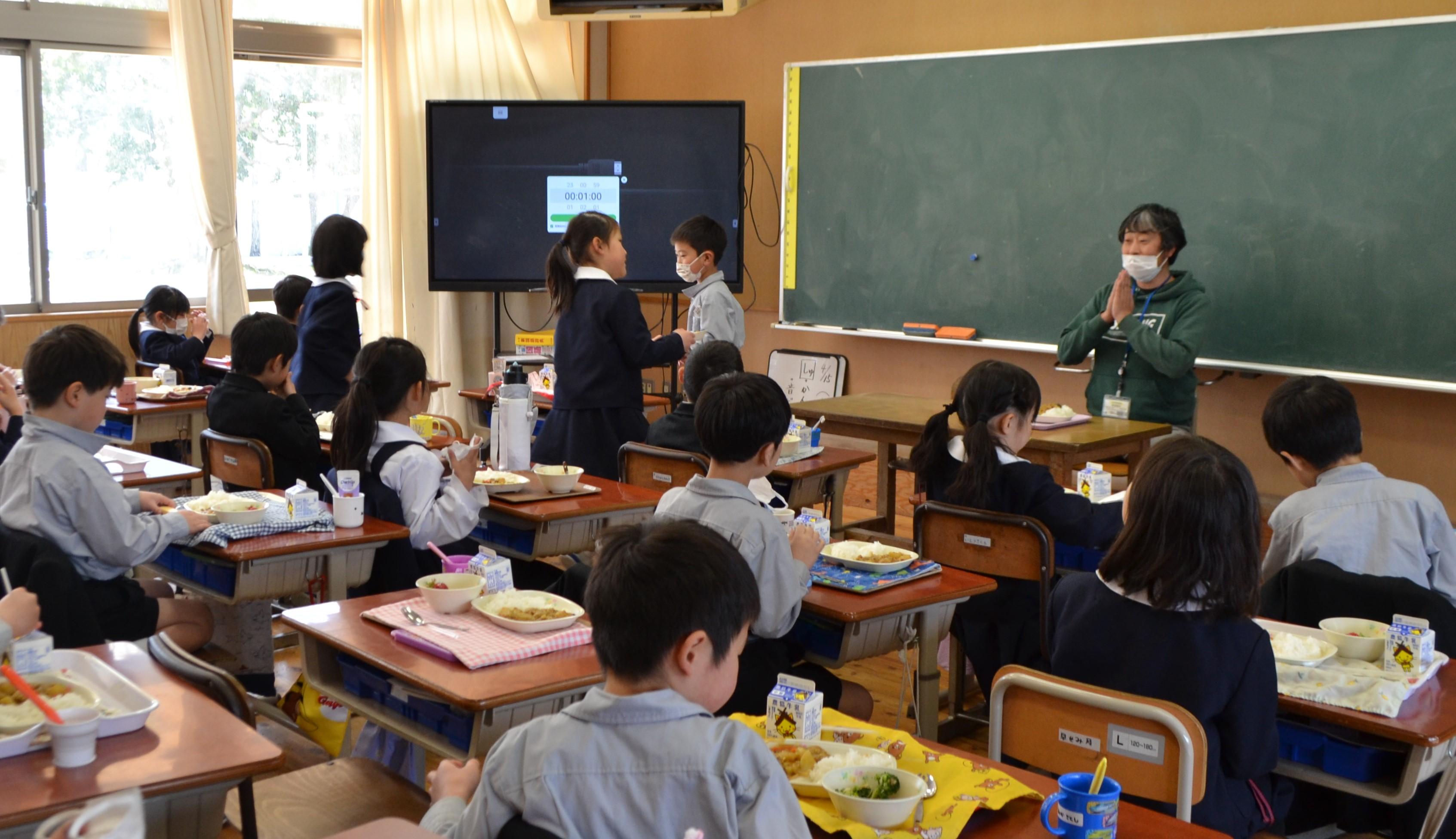 キャプションなし（給食の様子）.JPG