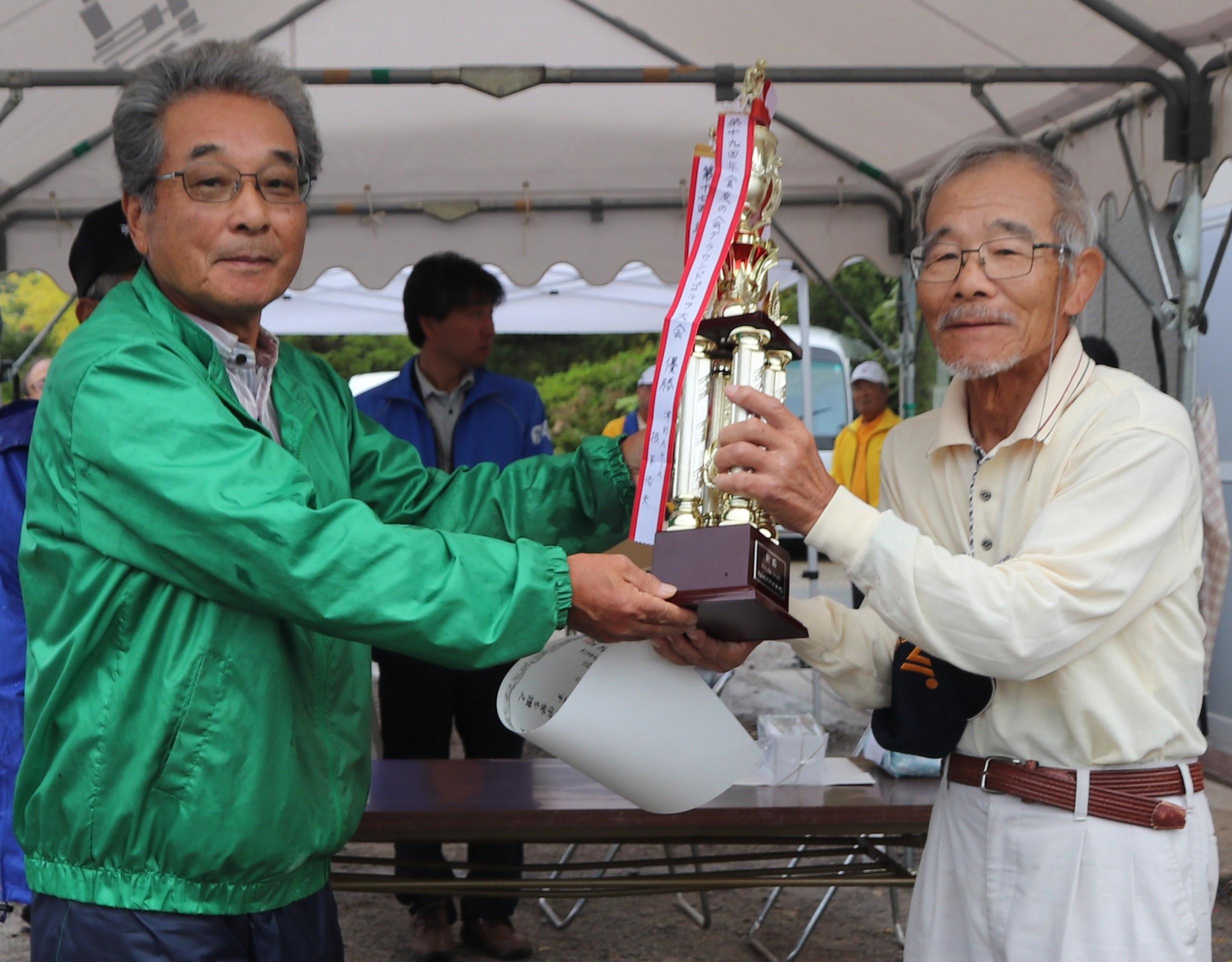 トロフィーを授与する福島会長（左）と優勝した根本さん（右）.JPG