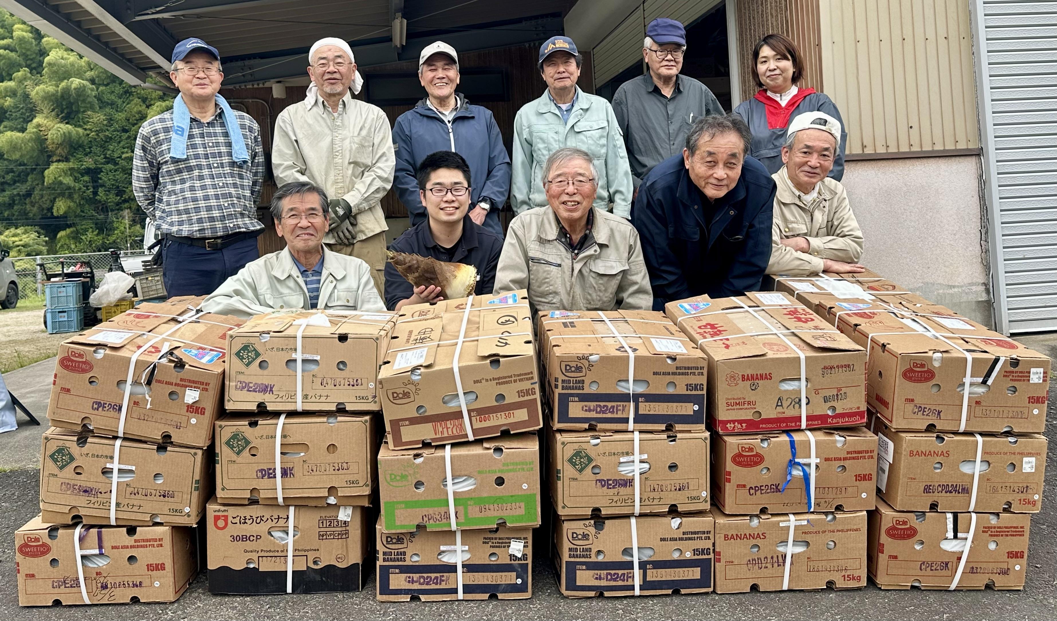 初出荷のたけのこと森口組合長（前列中央）ら.jpeg