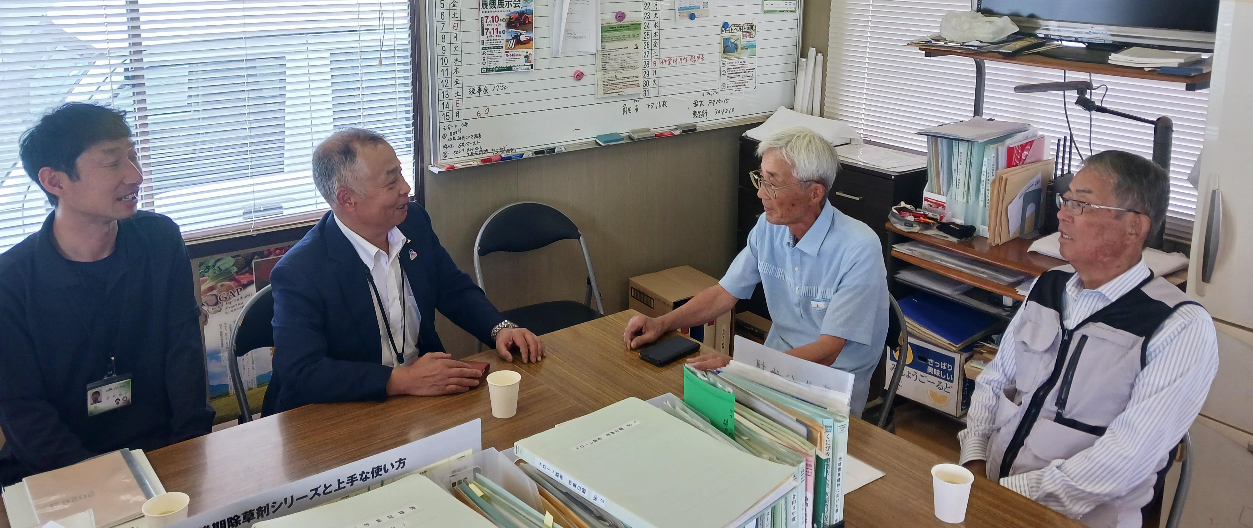 意見を交わす岩本TAC(左)と中村副本部長(左から2番目)、菅井洋二副組合長(右から2番目)、菅井代表理事組合長(右).jpg