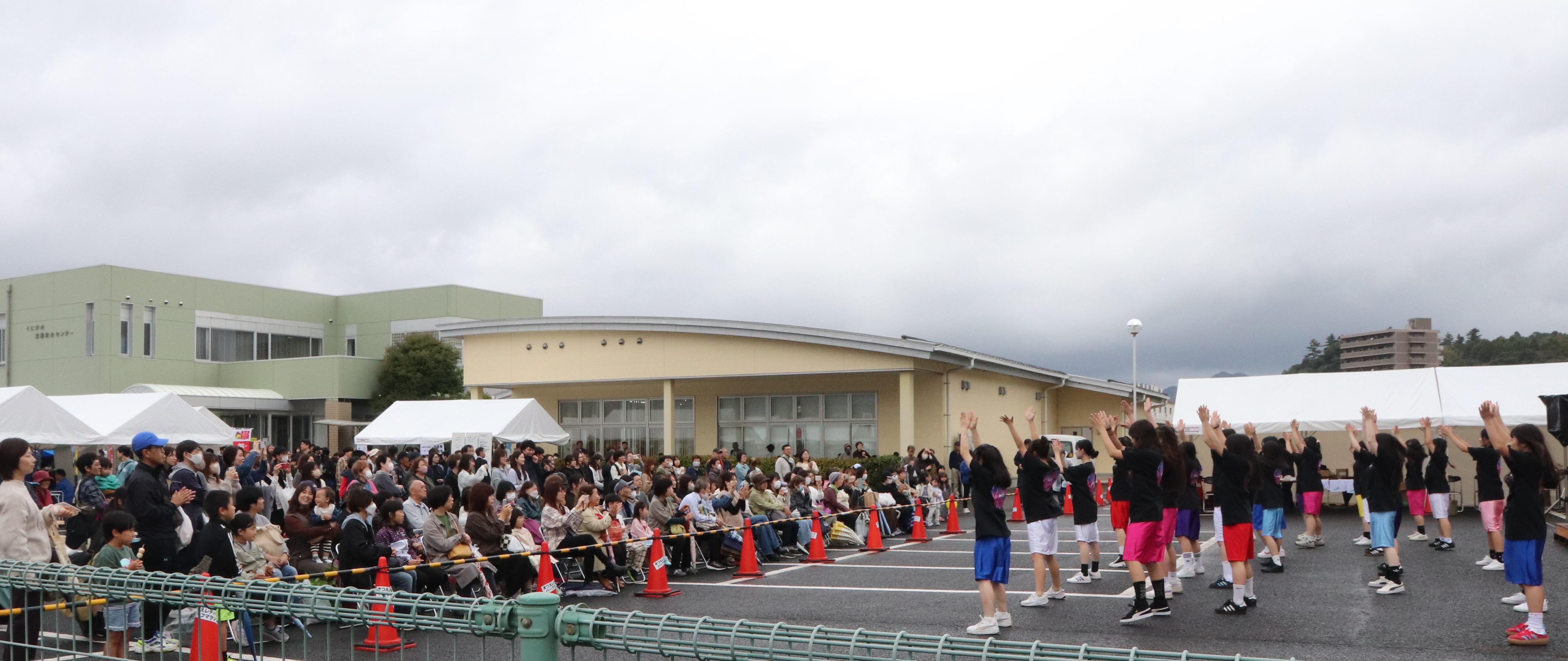 ダンスの披露(皆美が丘女子高等学校).JPG