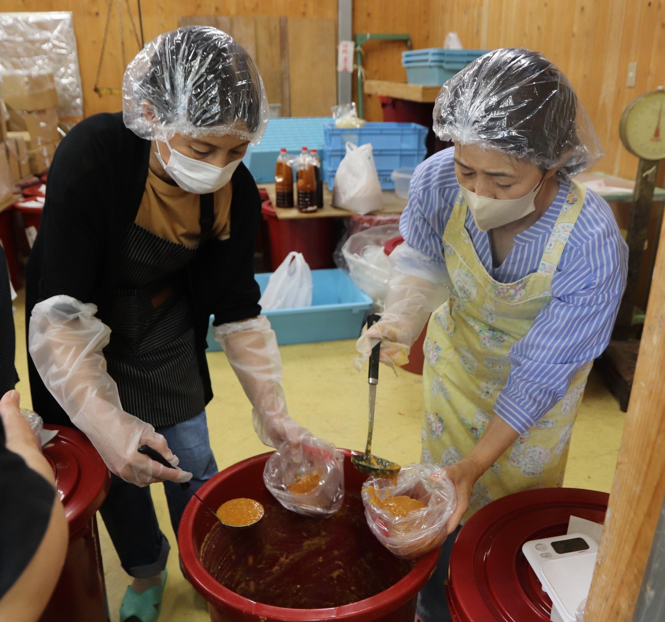 みそを取り分ける学生ら.JPG