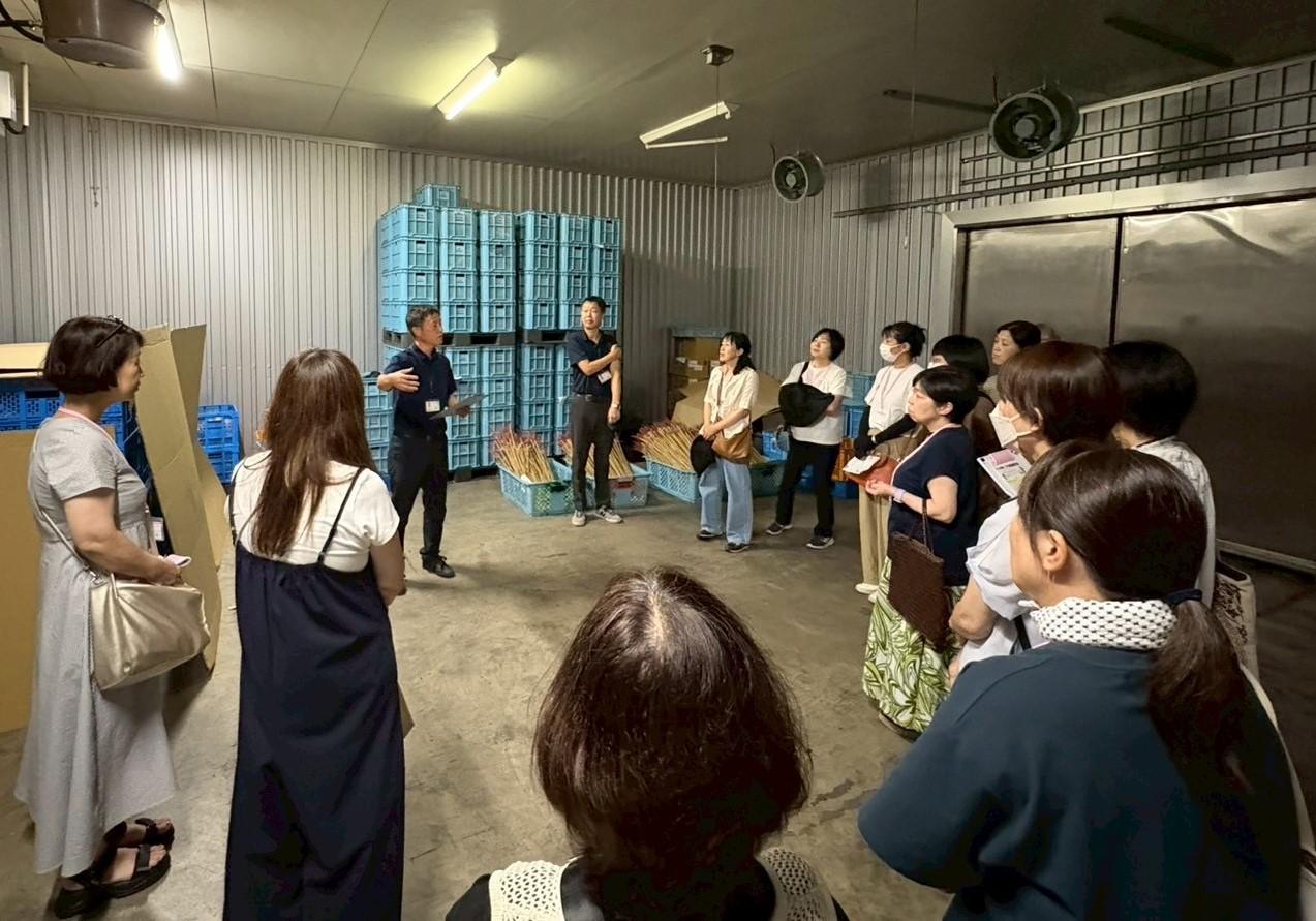 集出荷場の概要を学ぶ学生ら(中海干拓集出荷場).jpeg