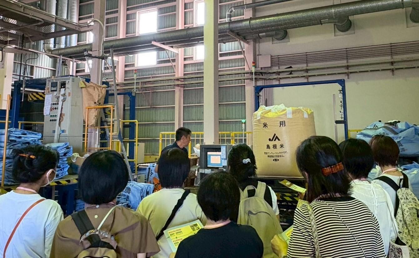 調整した米が貯蔵室に運ばれる様子(ライスターミナル米蔵).jpeg