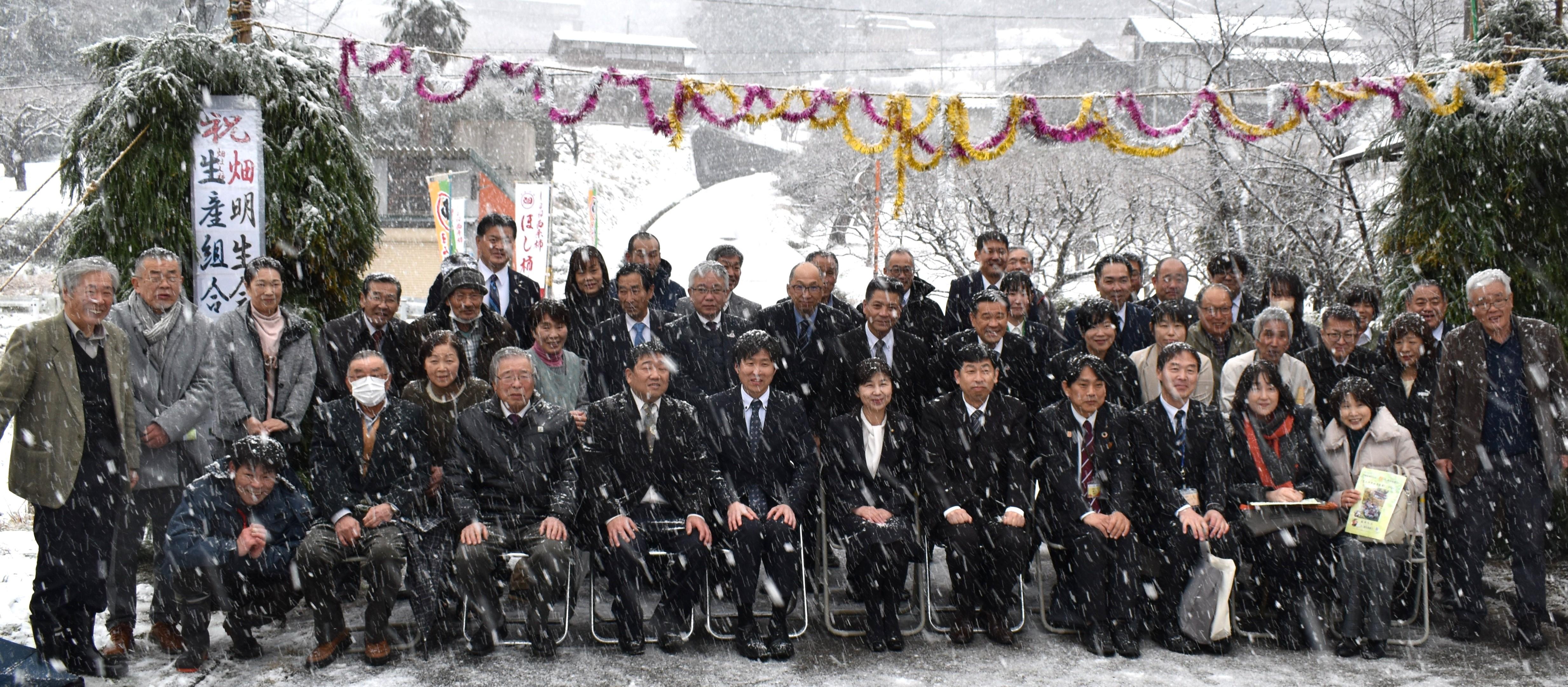 雪が降りしきる中での記念撮影.jpg
