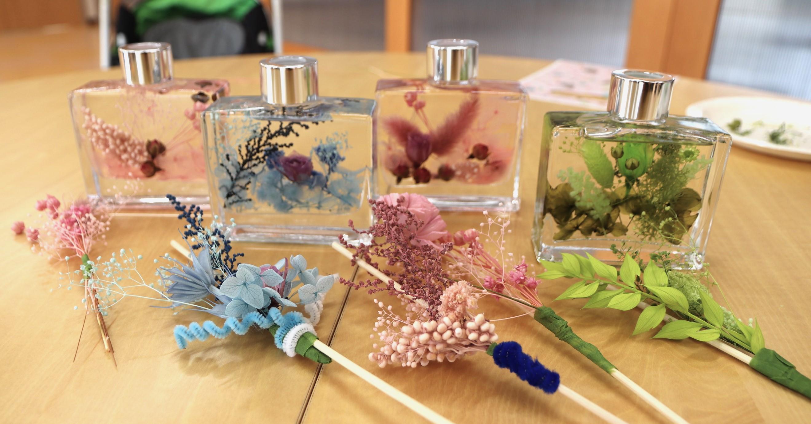 完成したハーバリウムディフューザー(ハーバリウムとリードスティック).JPG