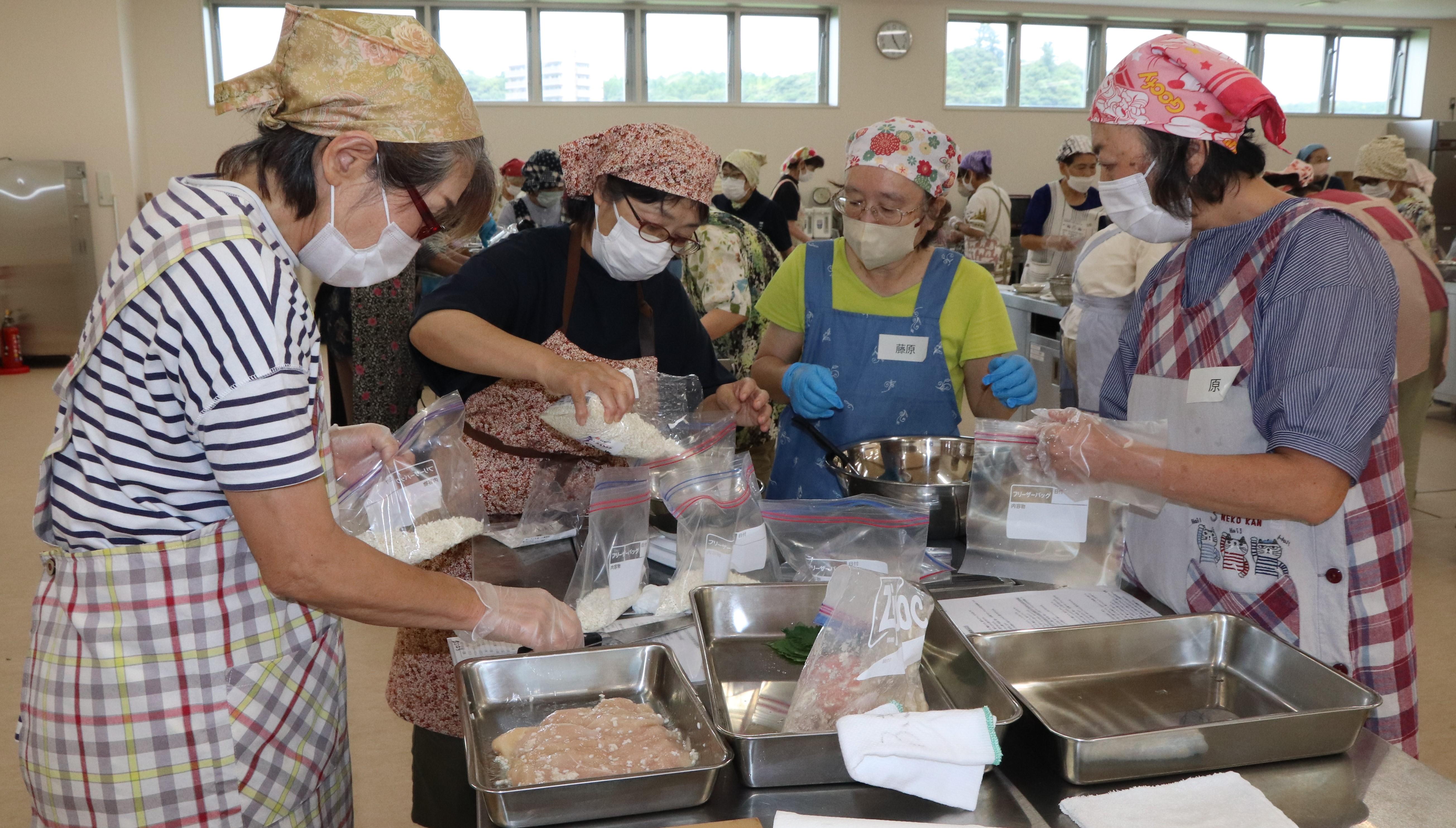 麹調味料を作る女性部の皆さん.jpg