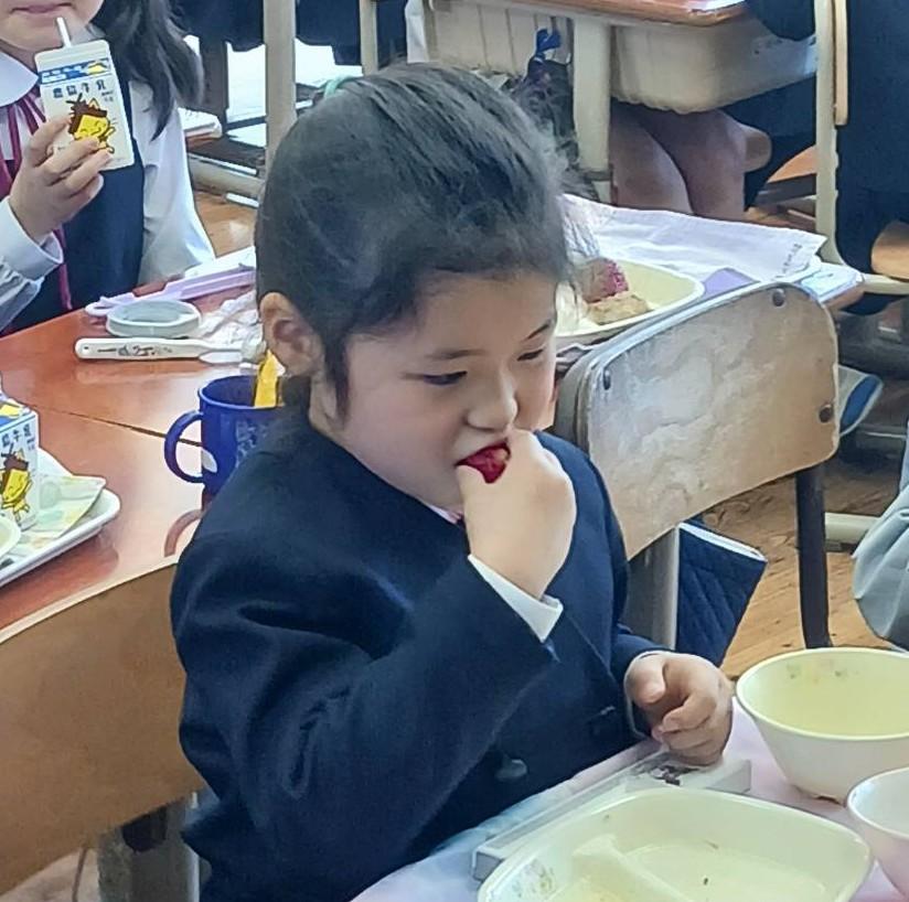 イチゴをほおばる児童②.jpg